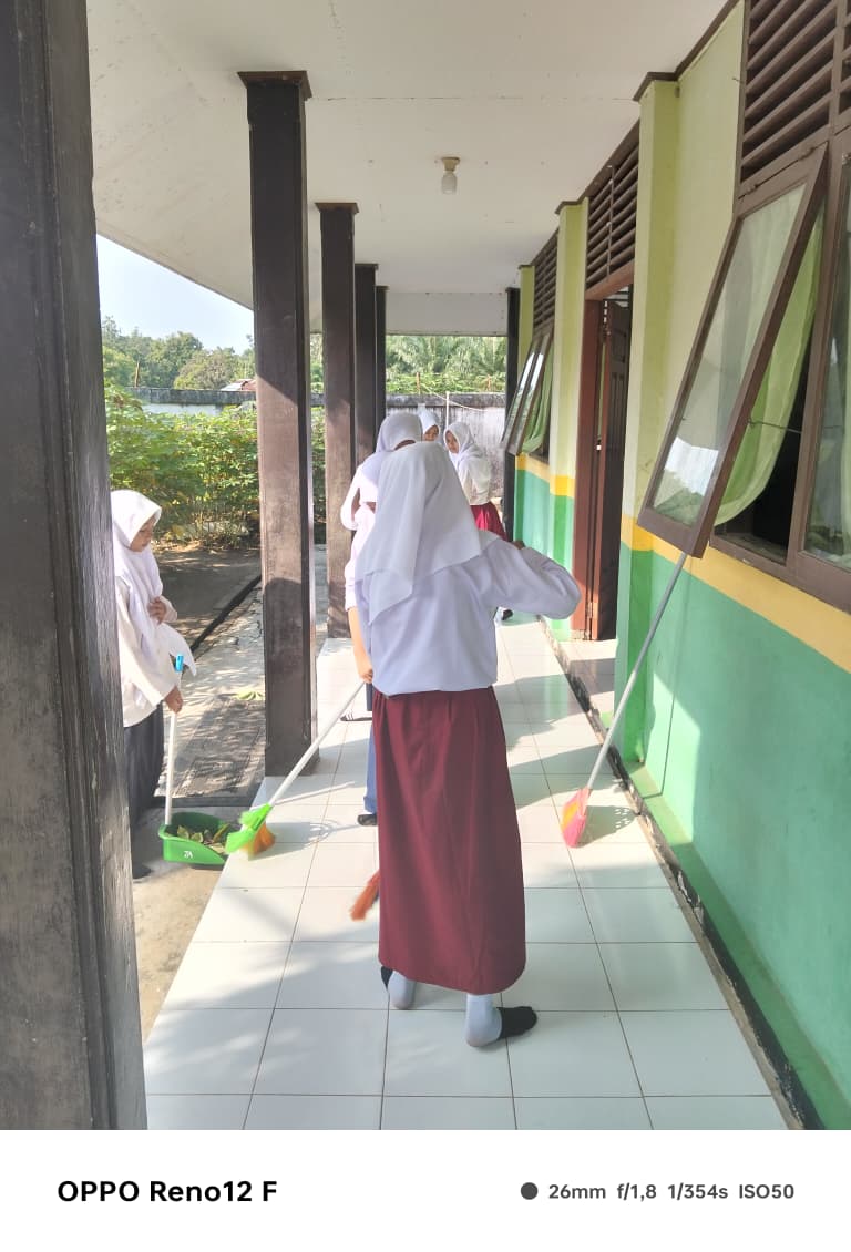 Dokumentasi kegiatan Gerakan bersih- bersih mesjid