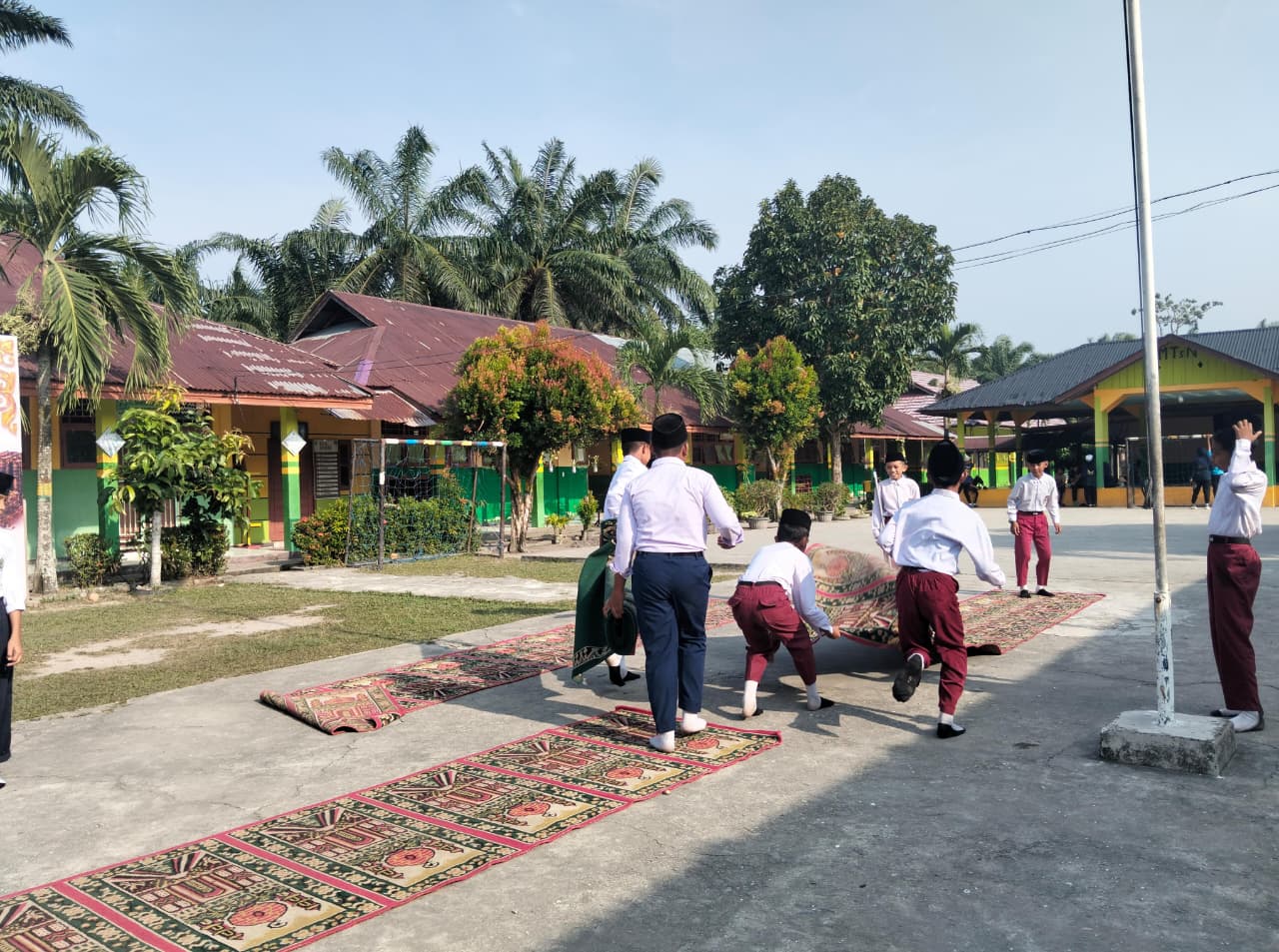 Dokumentasi kegiatan Gerakan bersih- bersih mesjid