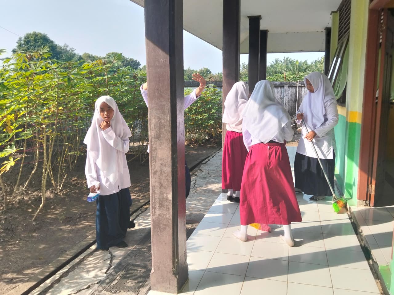Dokumentasi kegiatan Gerakan bersih- bersih mesjid
