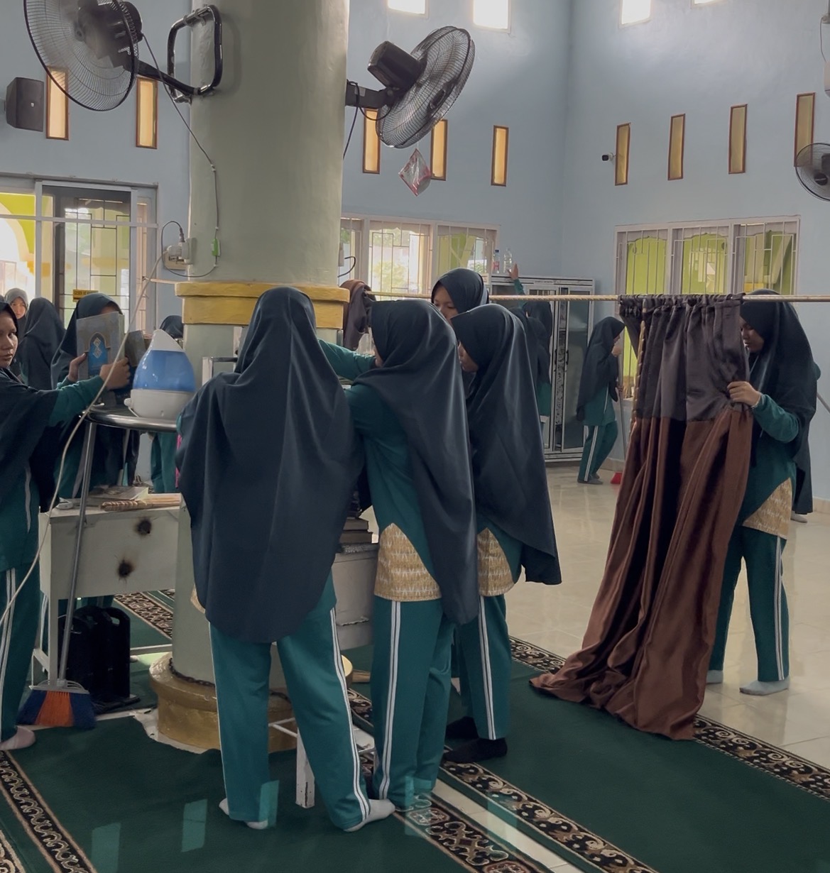 Dokumentasi kegiatan Gerakan Bersih-Bersih Masjid di Masjid Al-Mukmin Kecamatan Tualang