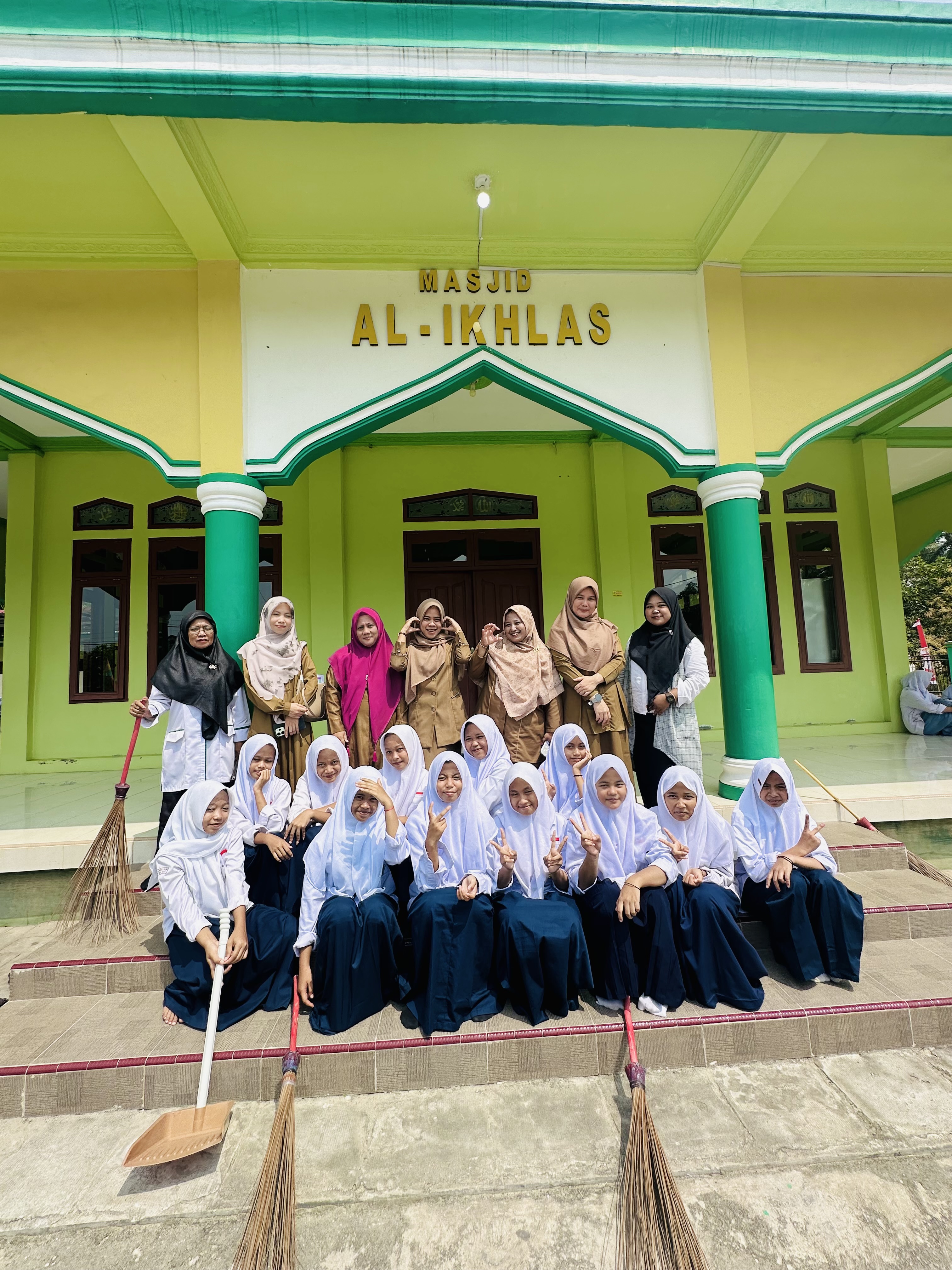 Gerakan Bersih-Bersih Masjid di Masjid Al-Ikhlas Desa Sawit Permai, Kecamatan Dayun — Aksi Seluruh santri dan santriwati, Bapak/ibu dewan guru MTs Bahrul Ulum