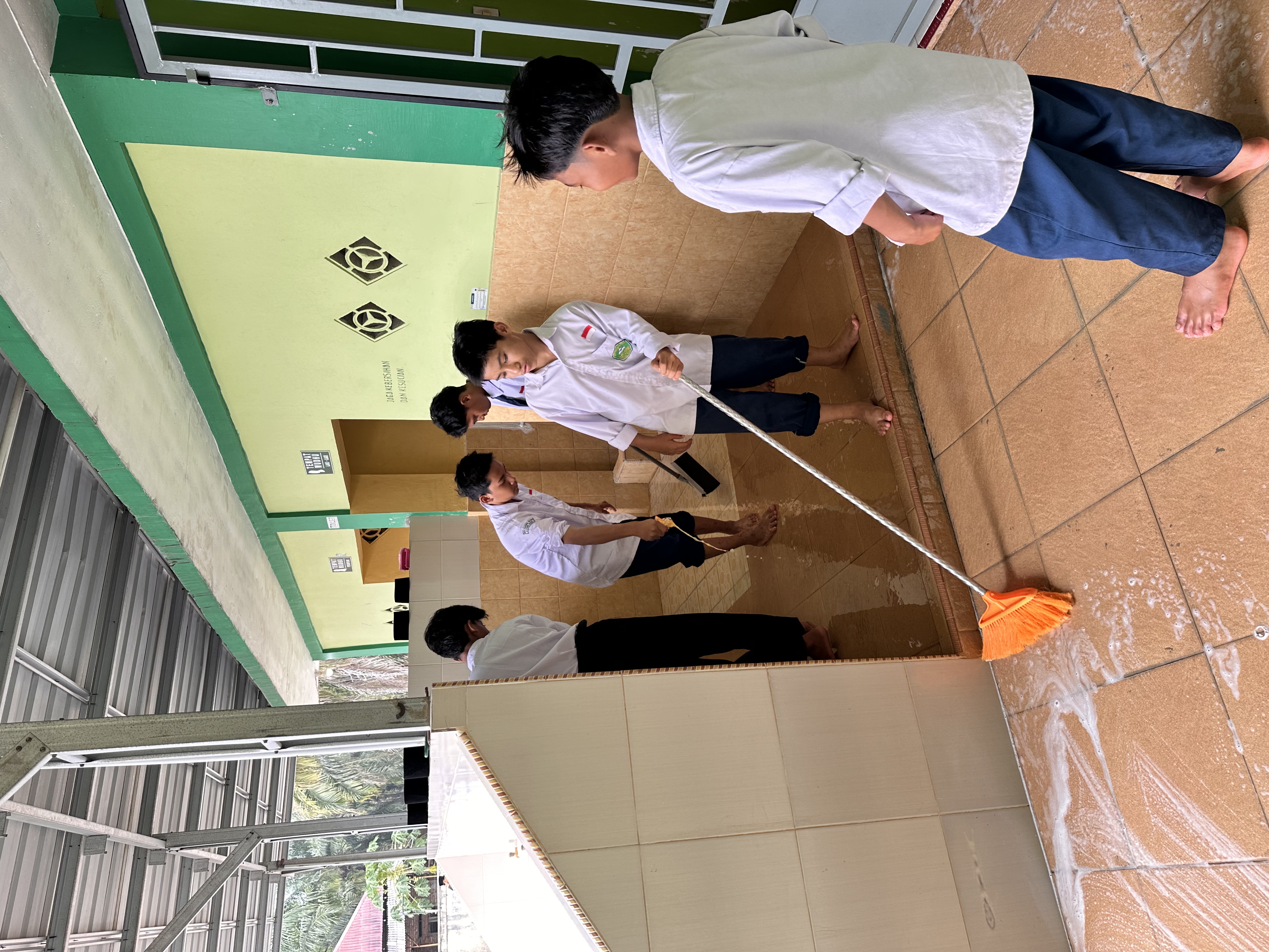 Dokumentasi kegiatan Gerakan Bersih-Bersih Masjid di Masjid Al-Ikhlas Sawit permai