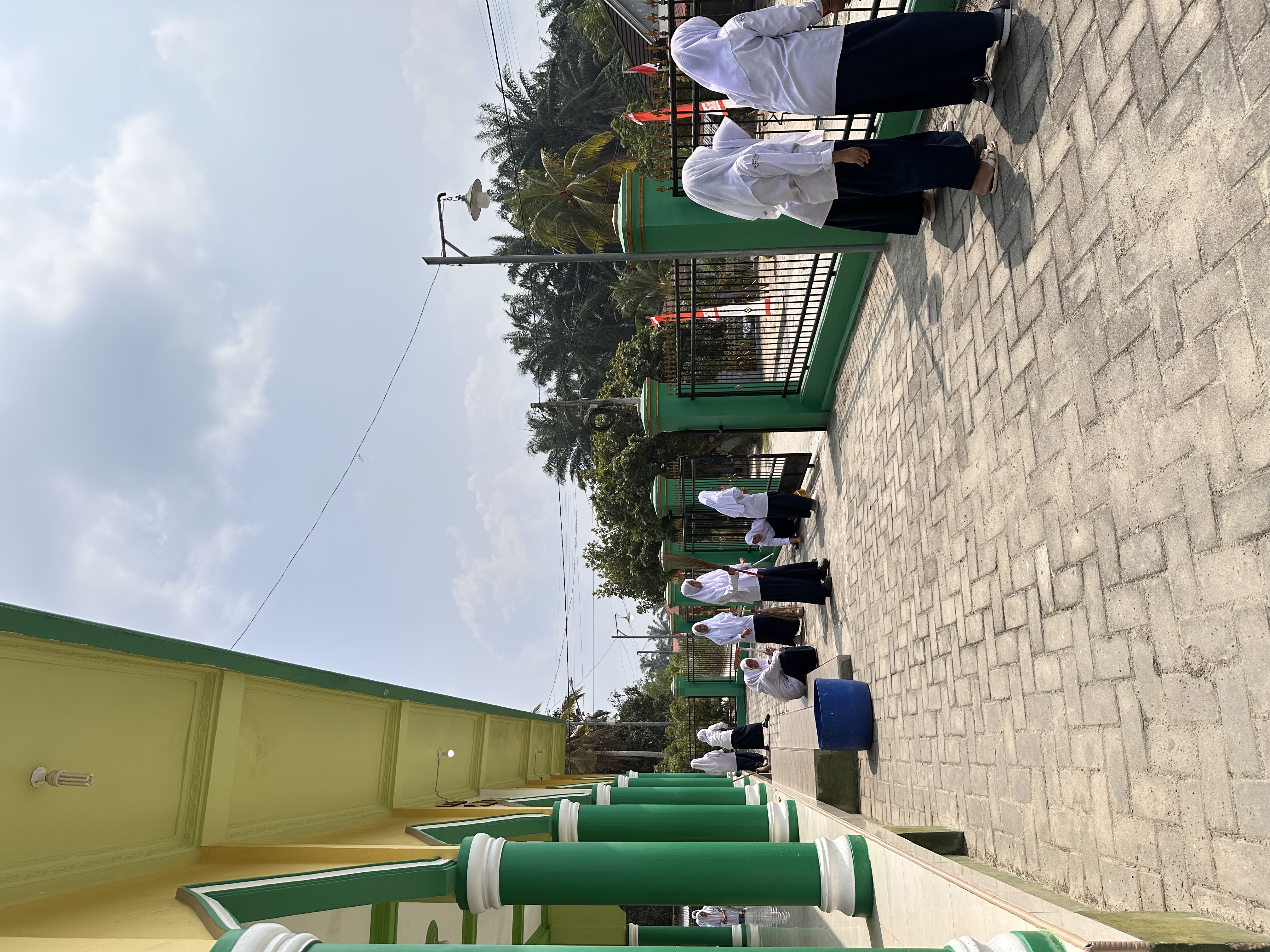 Dokumentasi kegiatan Gerakan Bersih-Bersih Masjid di Masjid Al-Ikhlas Sawit permai