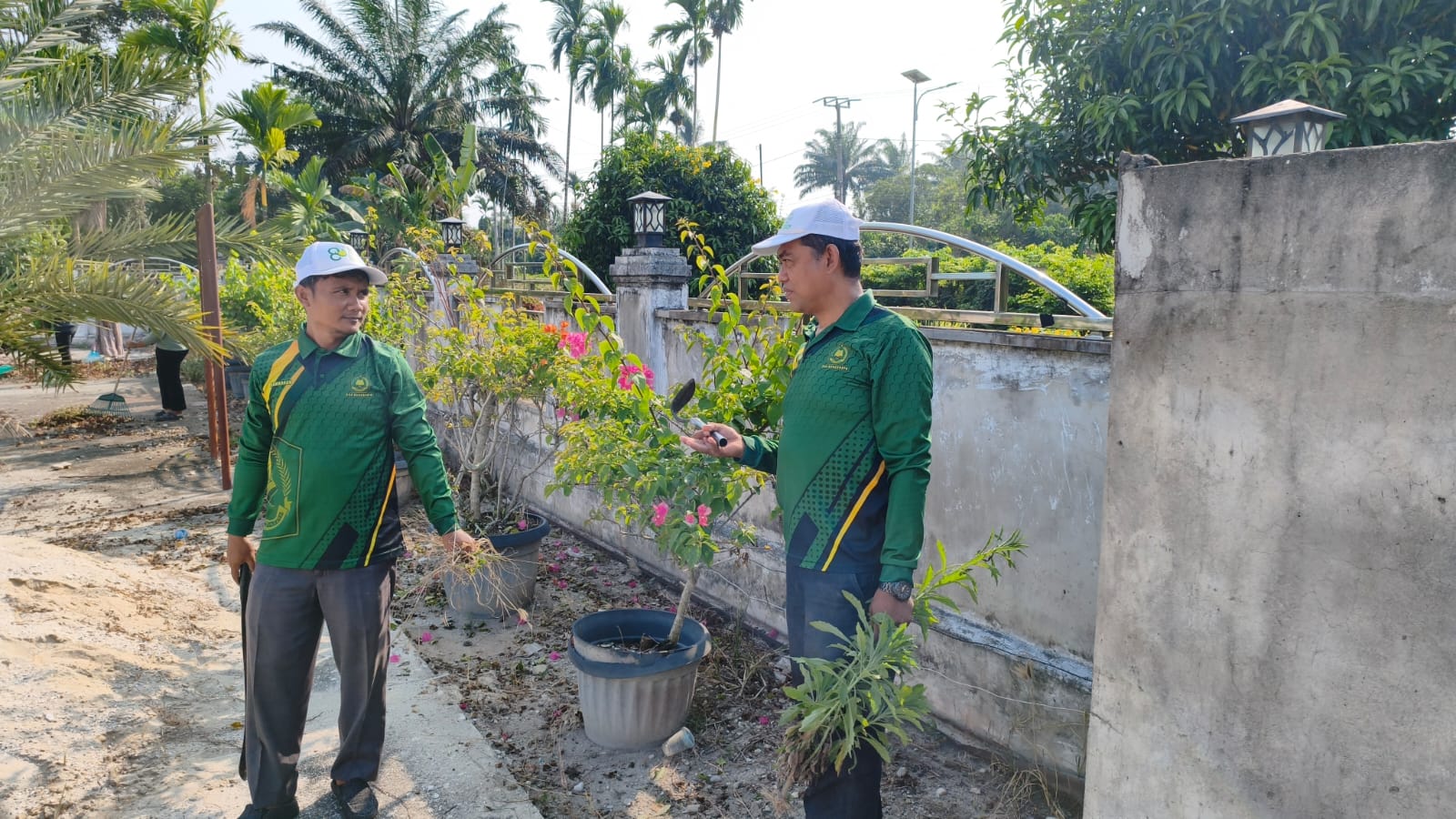 Dokumentasi kegiatan Gerakan Bersih-Bersih Masjid (GEBER MAS) di Kecamatan Bungaraya (Masjid Al-Muhajirin Jayapura, Masjid Robitotul Abidin Jayapura, Masjid Al-Muhajirin Bungaraya, Masjid Nurul Huda Dayang Suri)
