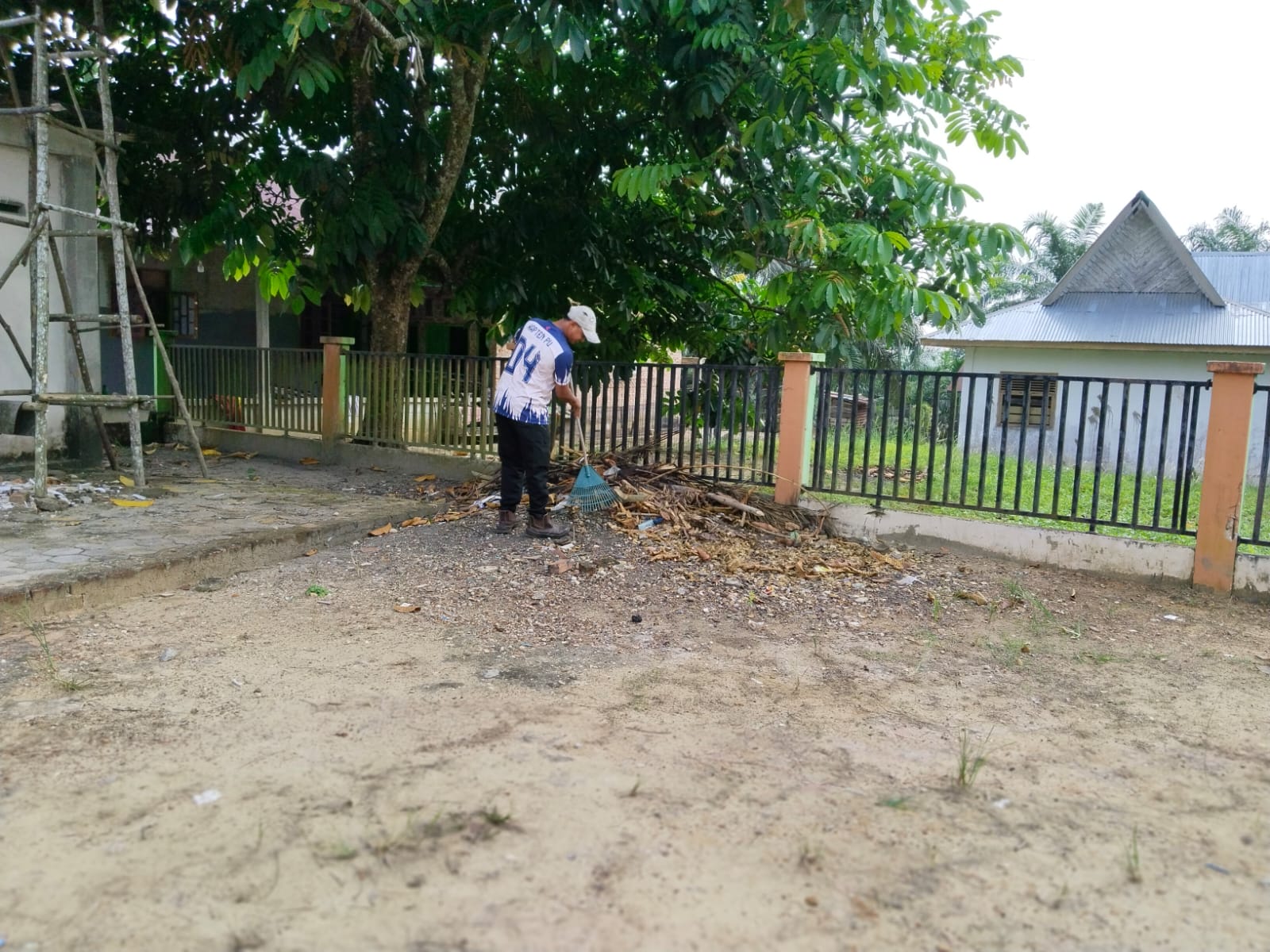 Dokumentasi kegiatan Gerakan Bersih-Bersih Masjid  di Masjid Al-Munawwaroh Kampung Olak Kecamatan Sungai Mandau