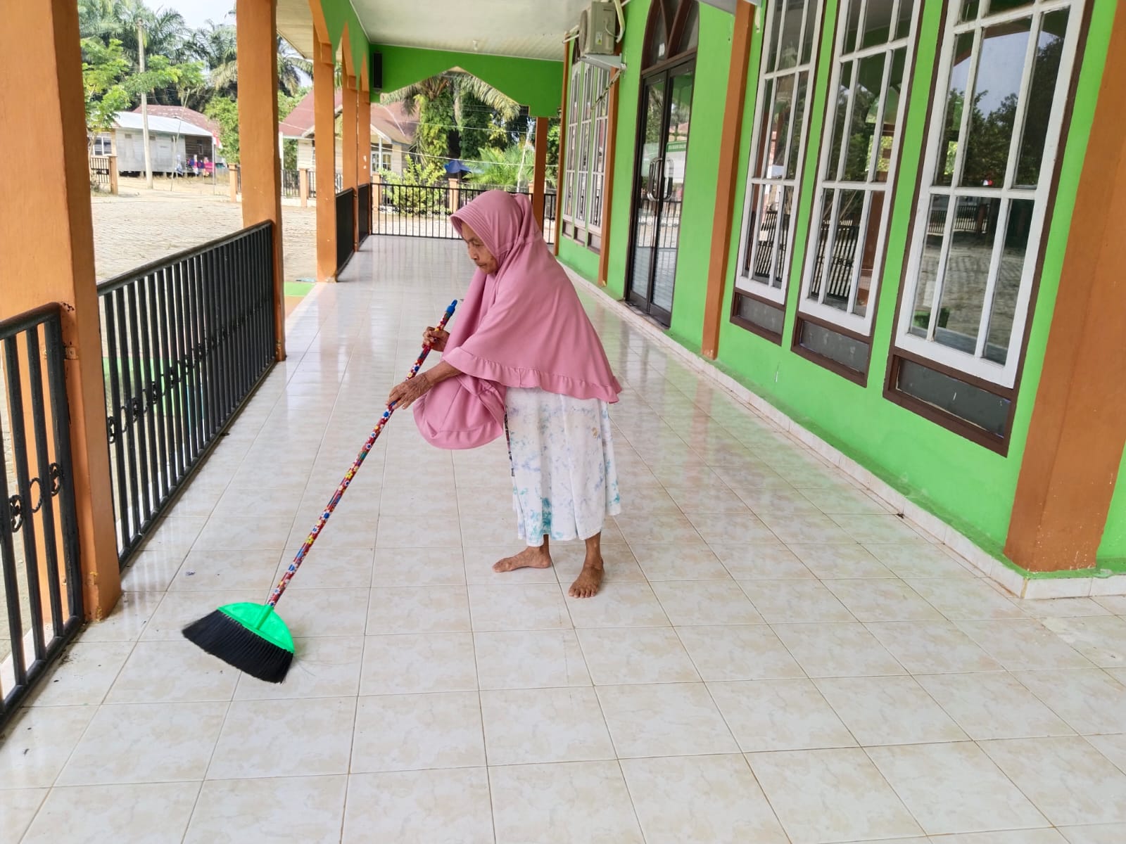 Dokumentasi kegiatan Gerakan Bersih-Bersih Masjid  di Masjid Al-Munawwaroh Kampung Olak Kecamatan Sungai Mandau