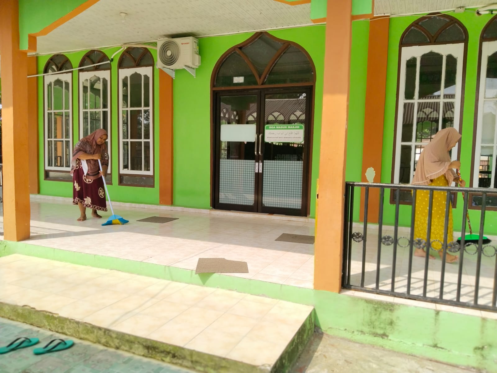 Dokumentasi kegiatan Gerakan Bersih-Bersih Masjid  di Masjid Al-Munawwaroh Kampung Olak Kecamatan Sungai Mandau
