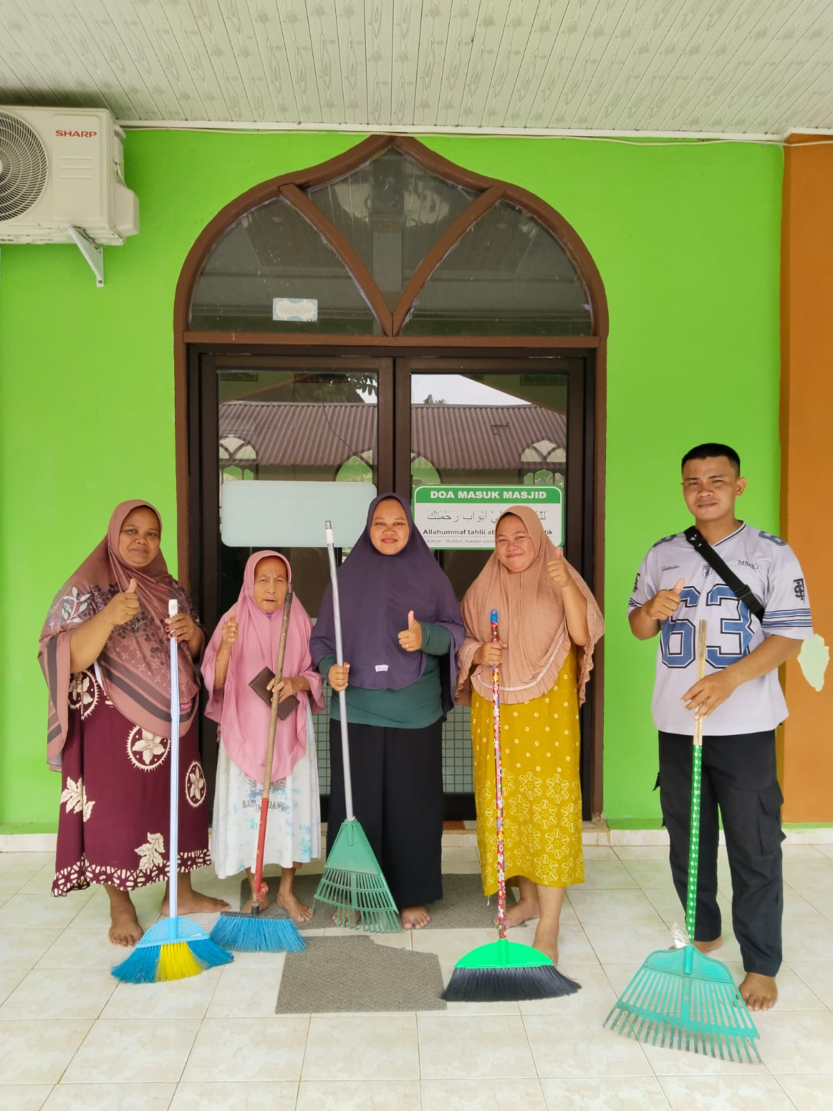 Gerakan Bersih-Bersih Masjid di Masjid Al Munawwaroh Kampung Olak, Kecamatan Sungai Mandau — Aksi Penyuluh Agama Islam, pengurus masjid dan masyarakat