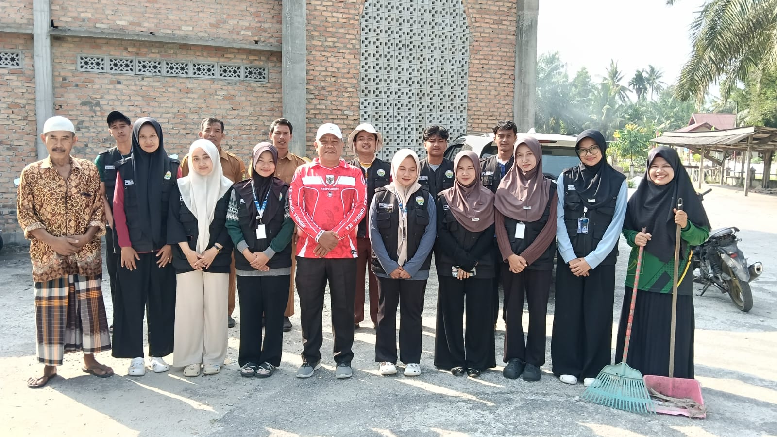 Dokumentasi kegiatan Bersih-bersih masjid Almuhajirin