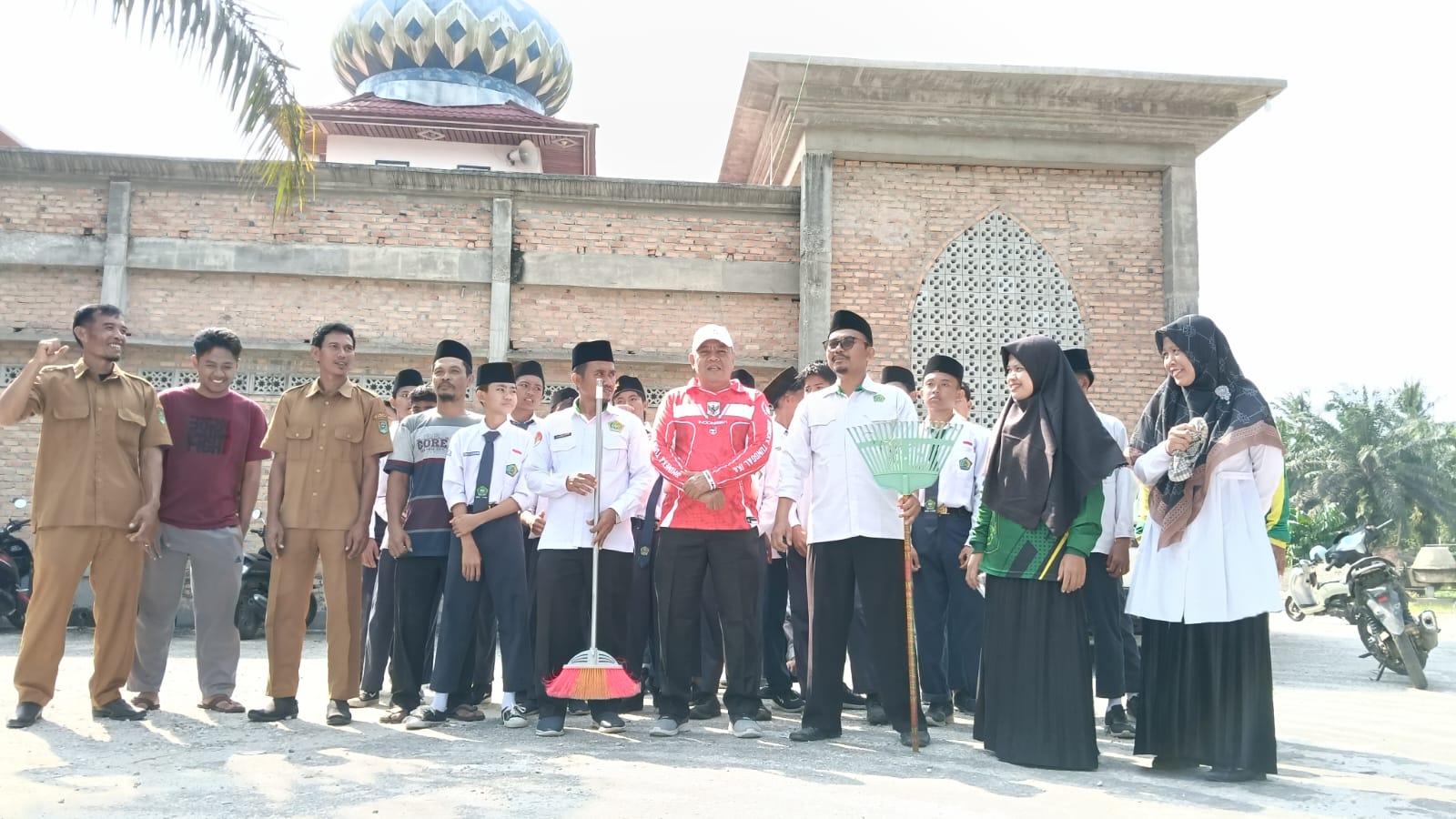 Dokumentasi kegiatan Bersih-bersih masjid Almuhajirin