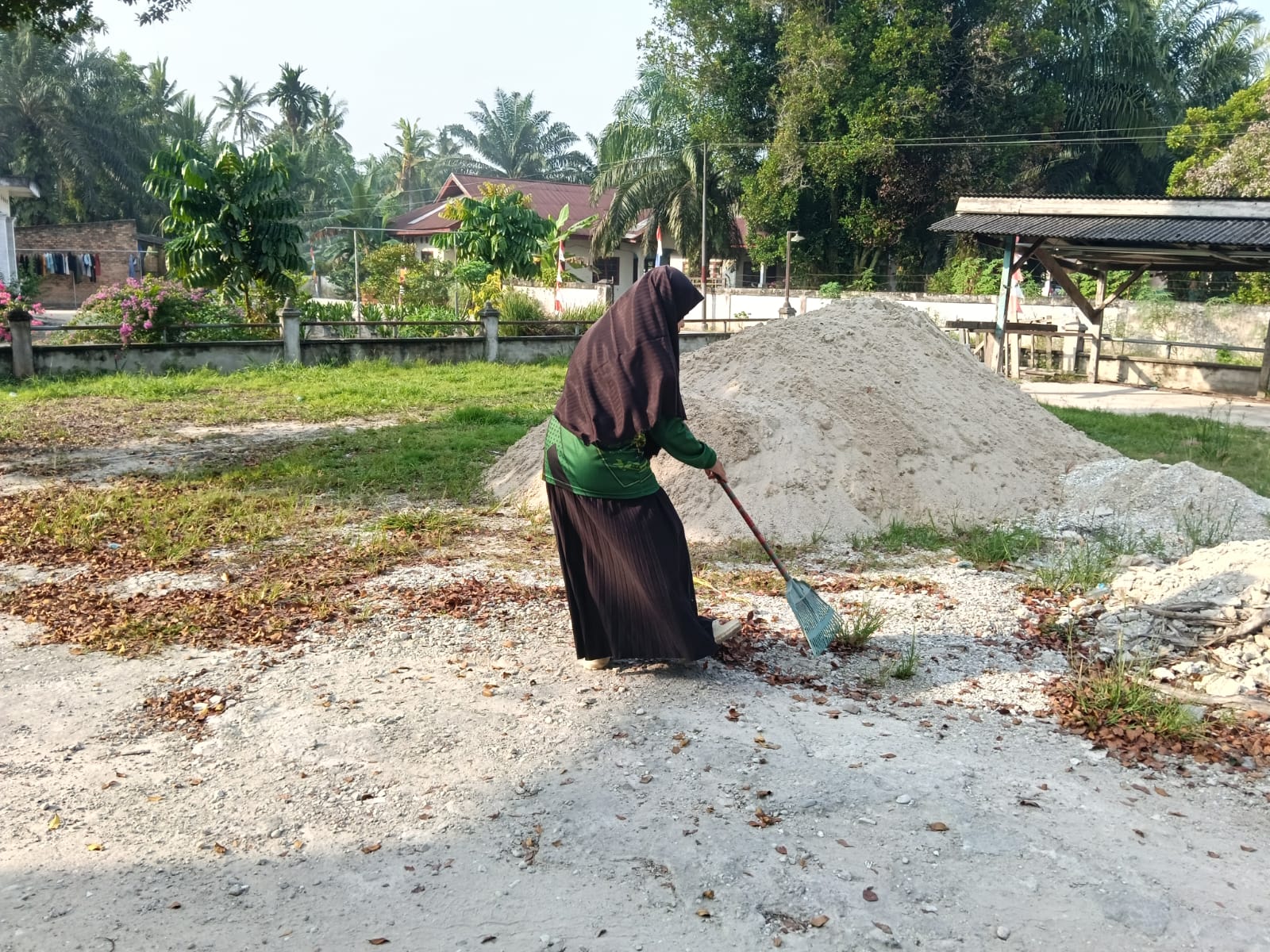 Dokumentasi kegiatan Bersih-bersih masjid Almuhajirin