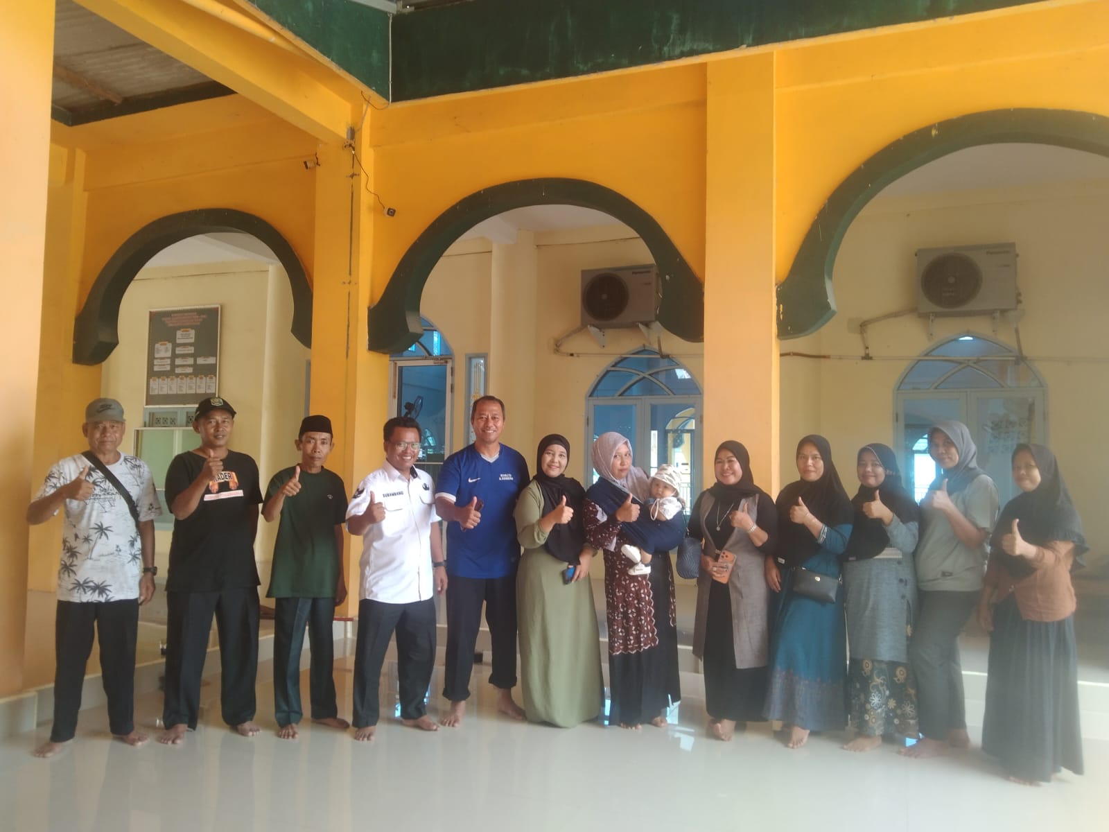 Gerakan Bersih-Bersih Masjid di Masjid  Al Mukarromah, Kecamatan Lubuk Dalam — Aksi Pengurus Masjid dan KUA Lubuk Dalam