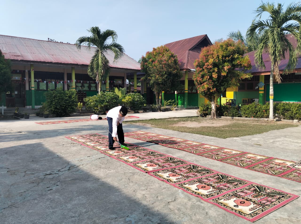 Dokumentasi kegiatan Gerakan bersih-bersih mesjid mesjid