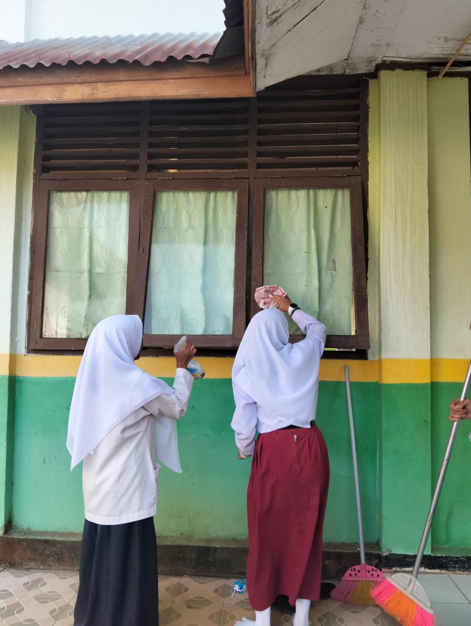 Dokumentasi kegiatan Gerakan bersih-bersih mesjid mesjid
