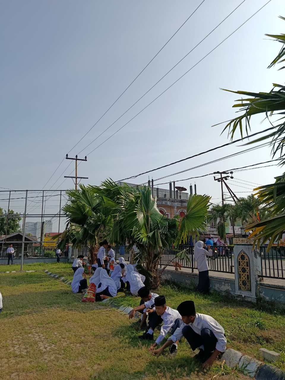 Dokumentasi kegiatan Gerakan bersih-bersih mesjid mesjid
