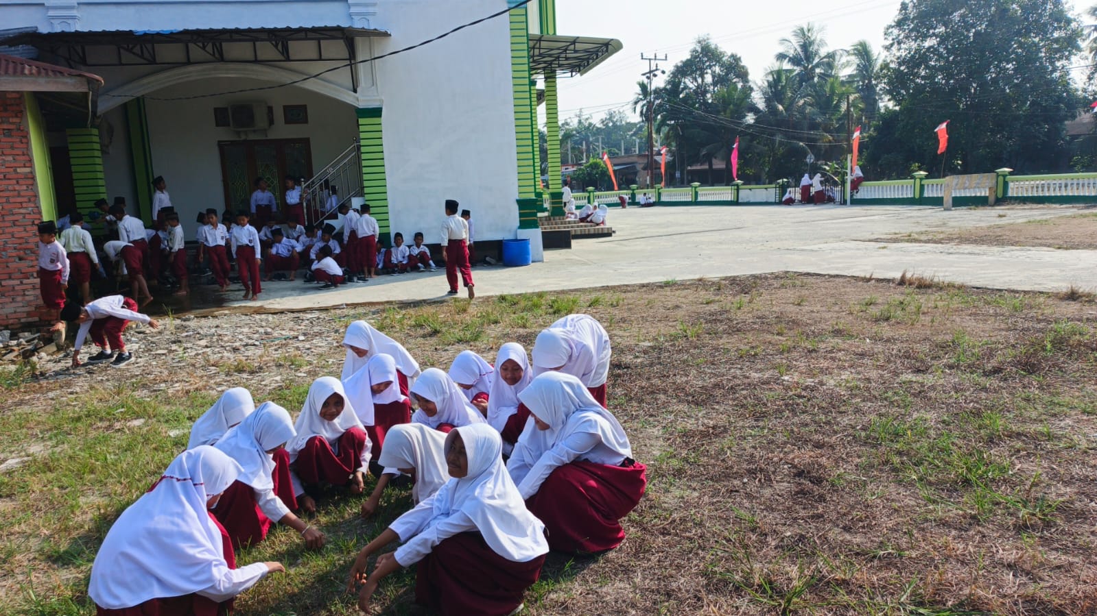 Dokumentasi kegiatan Gerakan bersih bersih masjid