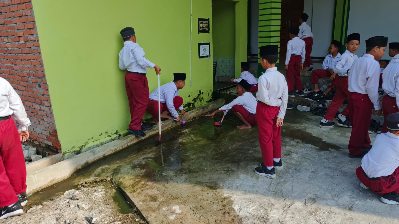 Dokumentasi kegiatan Gerakan bersih bersih masjid