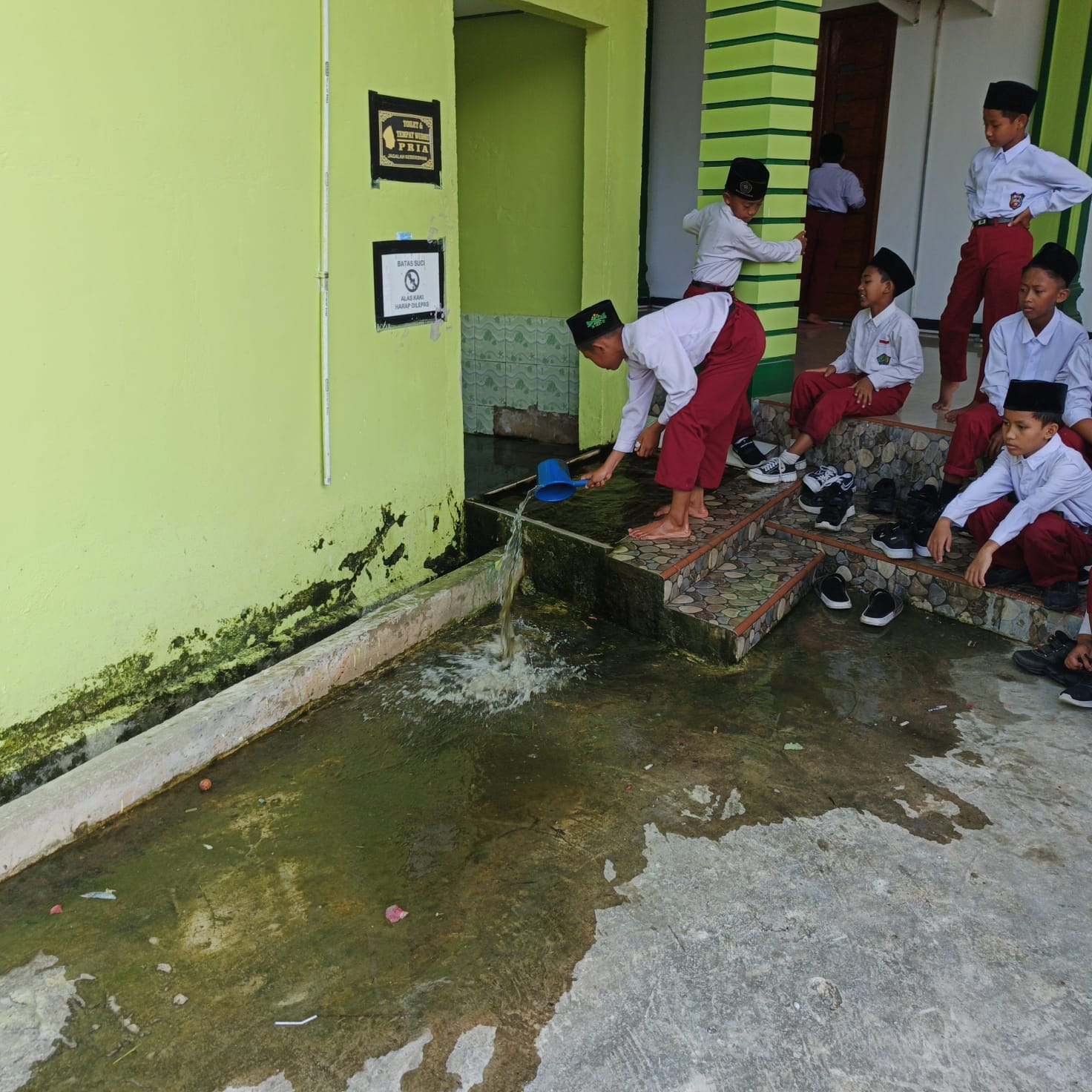 Dokumentasi kegiatan Gerakan bersih bersih masjid
