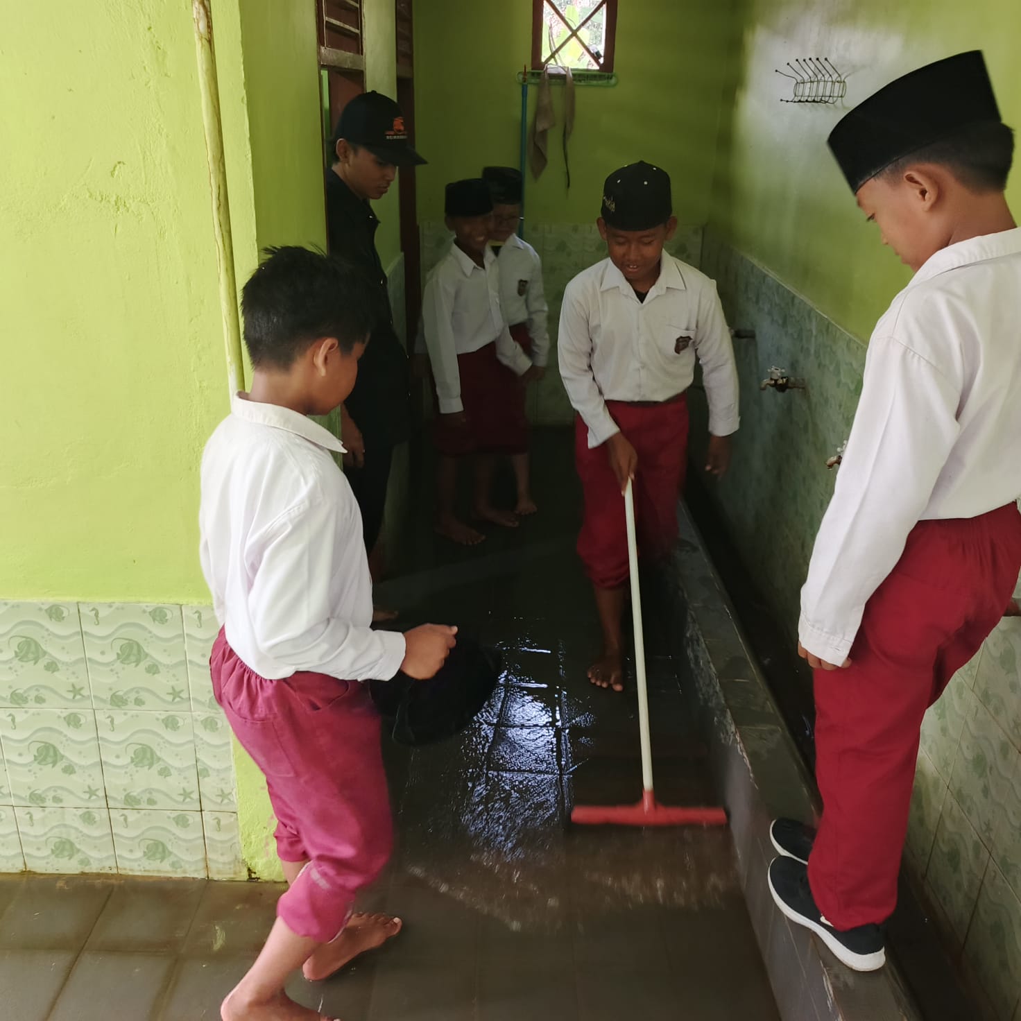 Dokumentasi kegiatan Gerakan bersih bersih masjid
