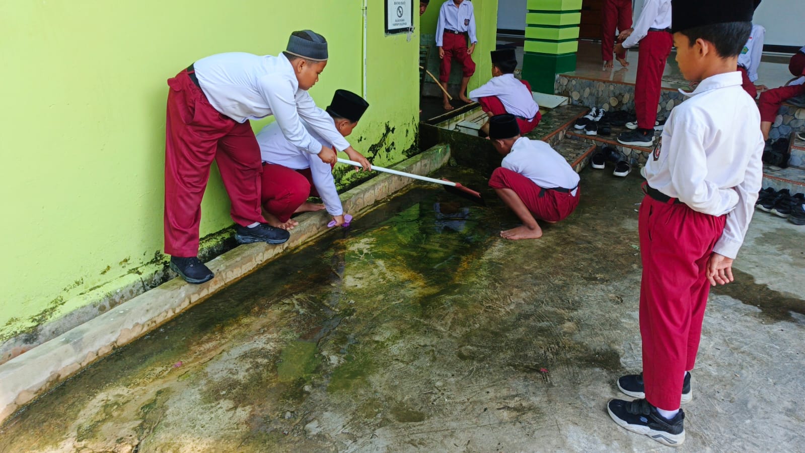 Dokumentasi kegiatan Gerakan bersih bersih masjid