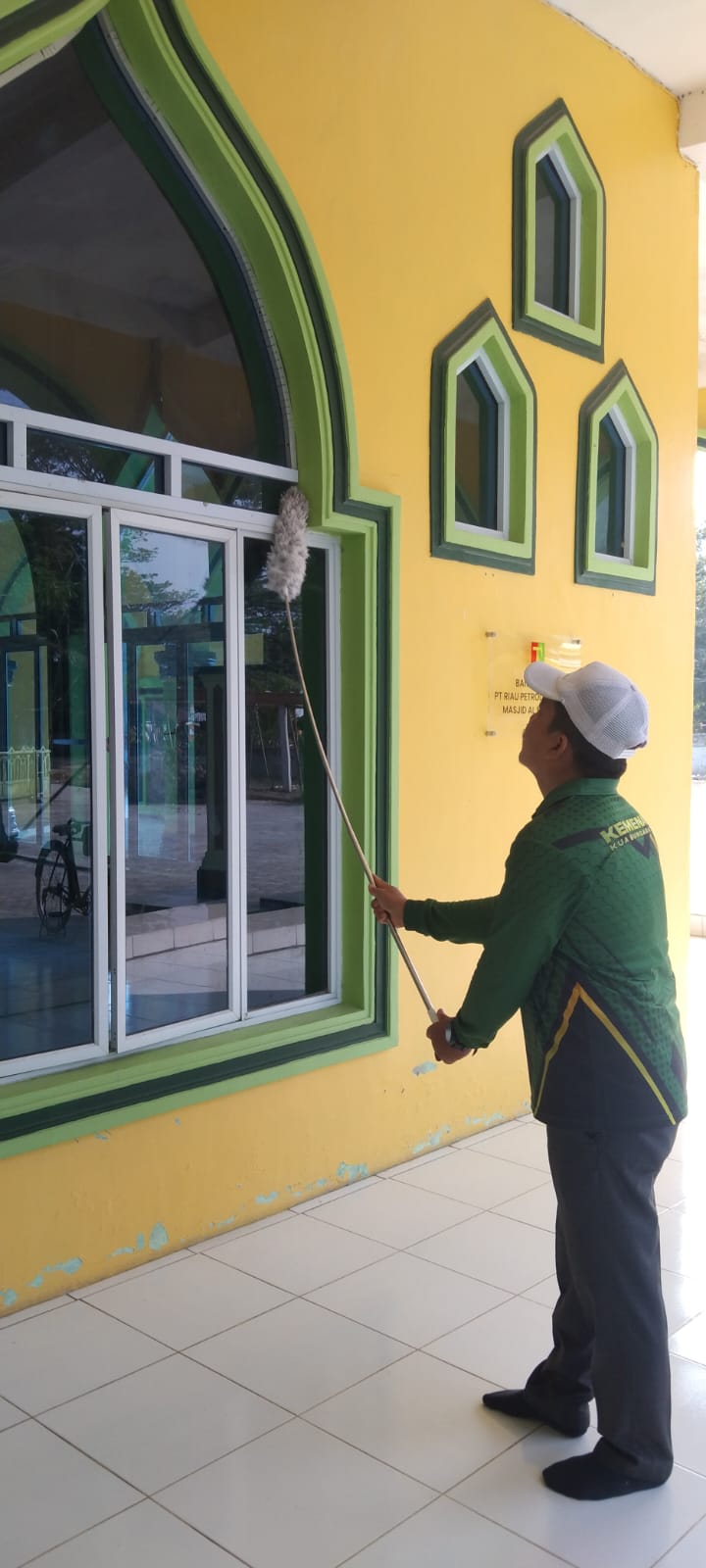 Dokumentasi kegiatan Bersih bersih Masjid di Masjid Robitatul Abidin Kampung Jayapura
