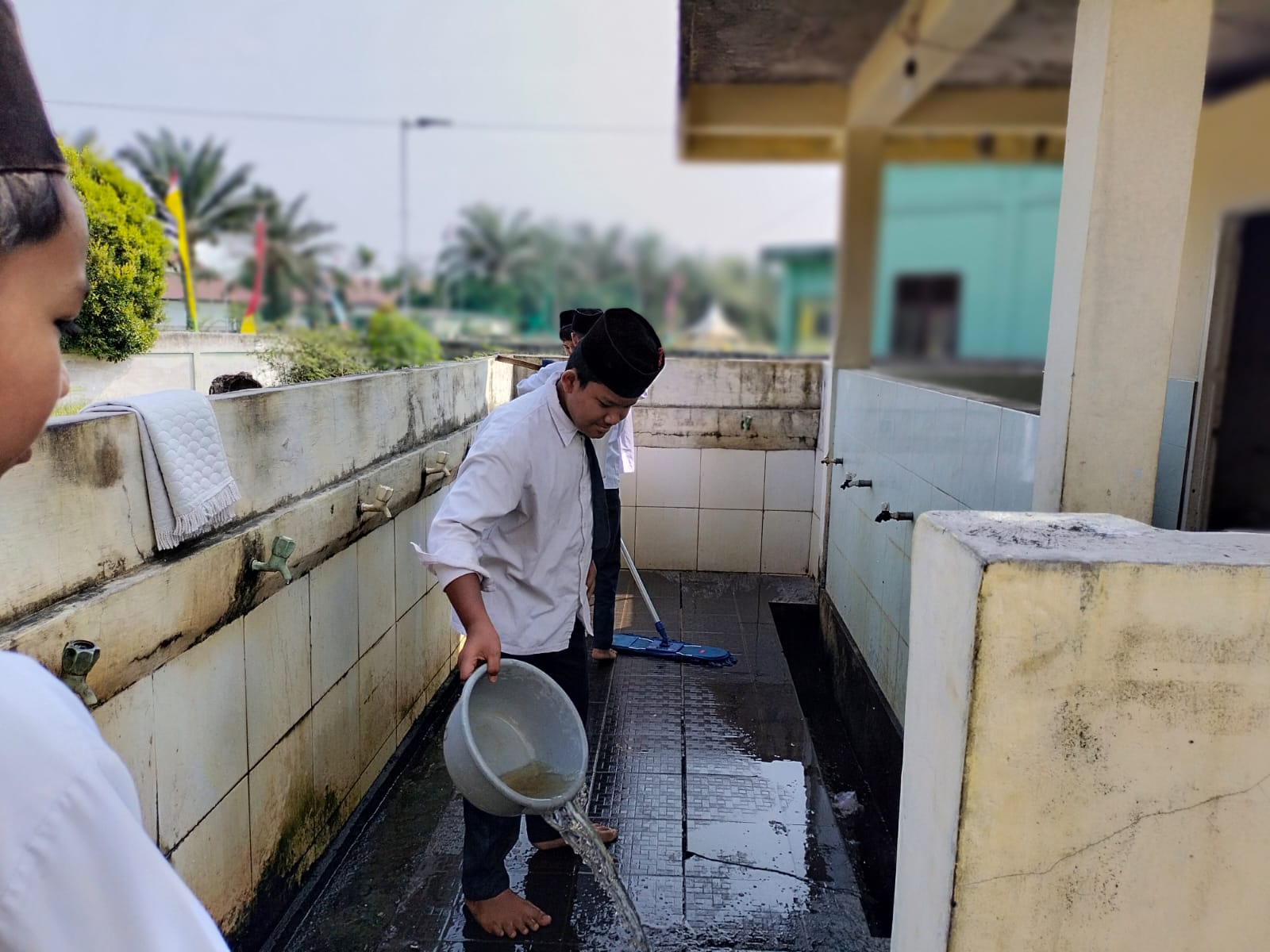 Dokumentasi kegiatan Bersih bersih Masjid di Masjid Robitatul Abidin Kampung Jayapura