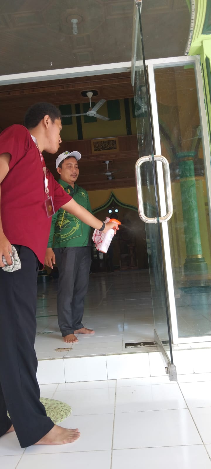 Dokumentasi kegiatan Bersih bersih Masjid di Masjid Robitatul Abidin Kampung Jayapura
