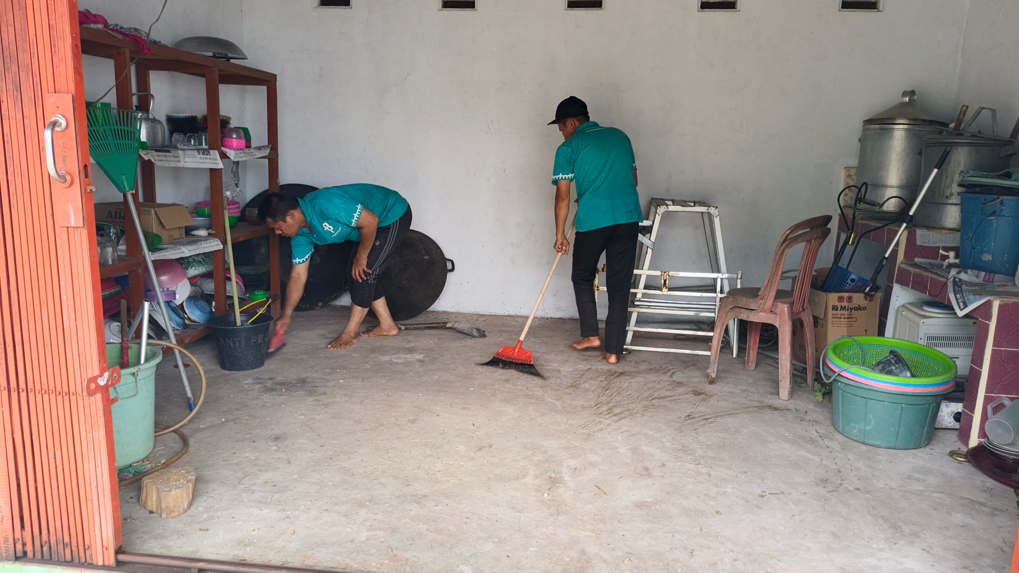 Dokumentasi kegiatan Membersihkan Masjid dan lingkungan