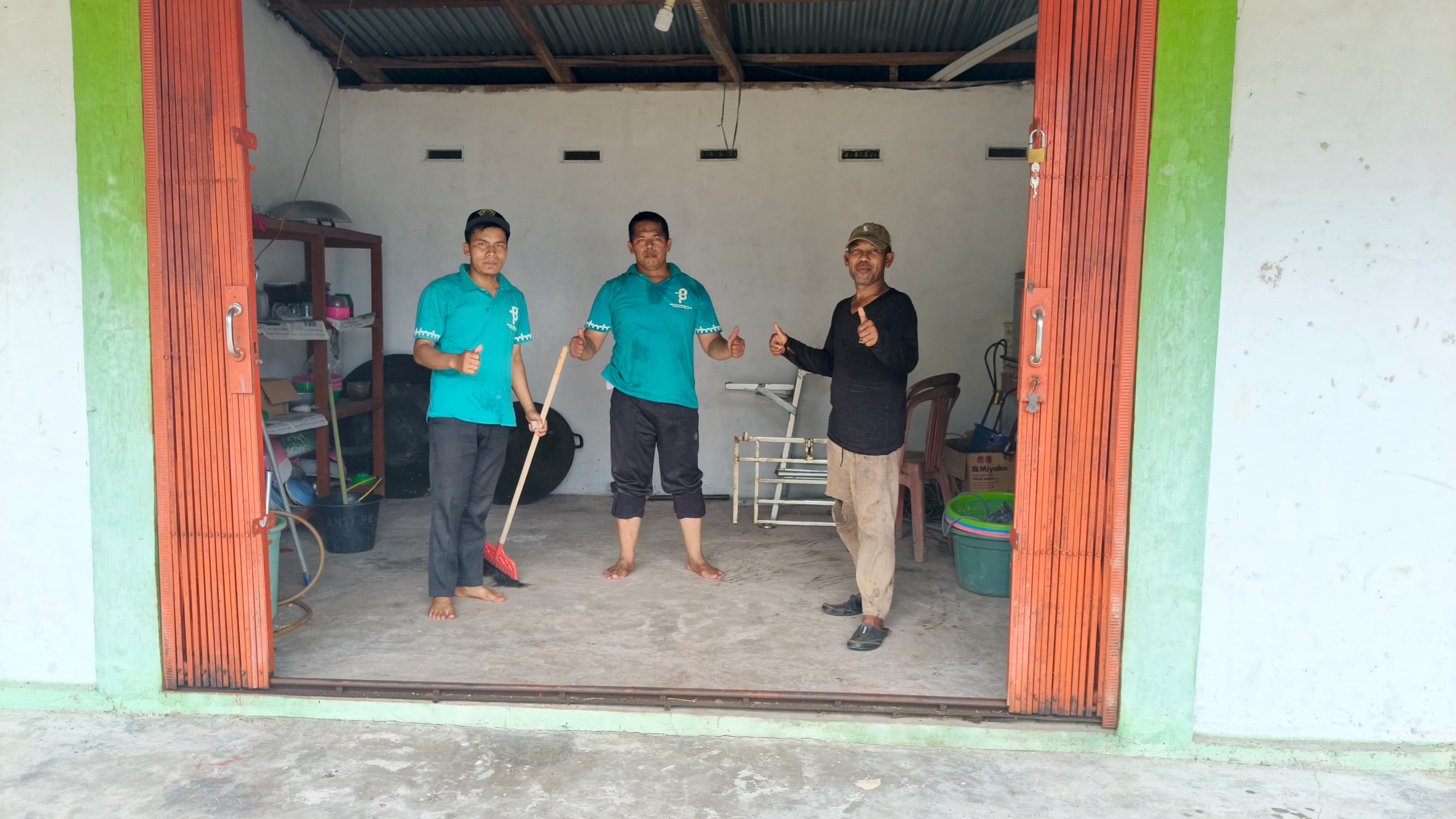 Dokumentasi kegiatan Membersihkan Masjid dan lingkungan