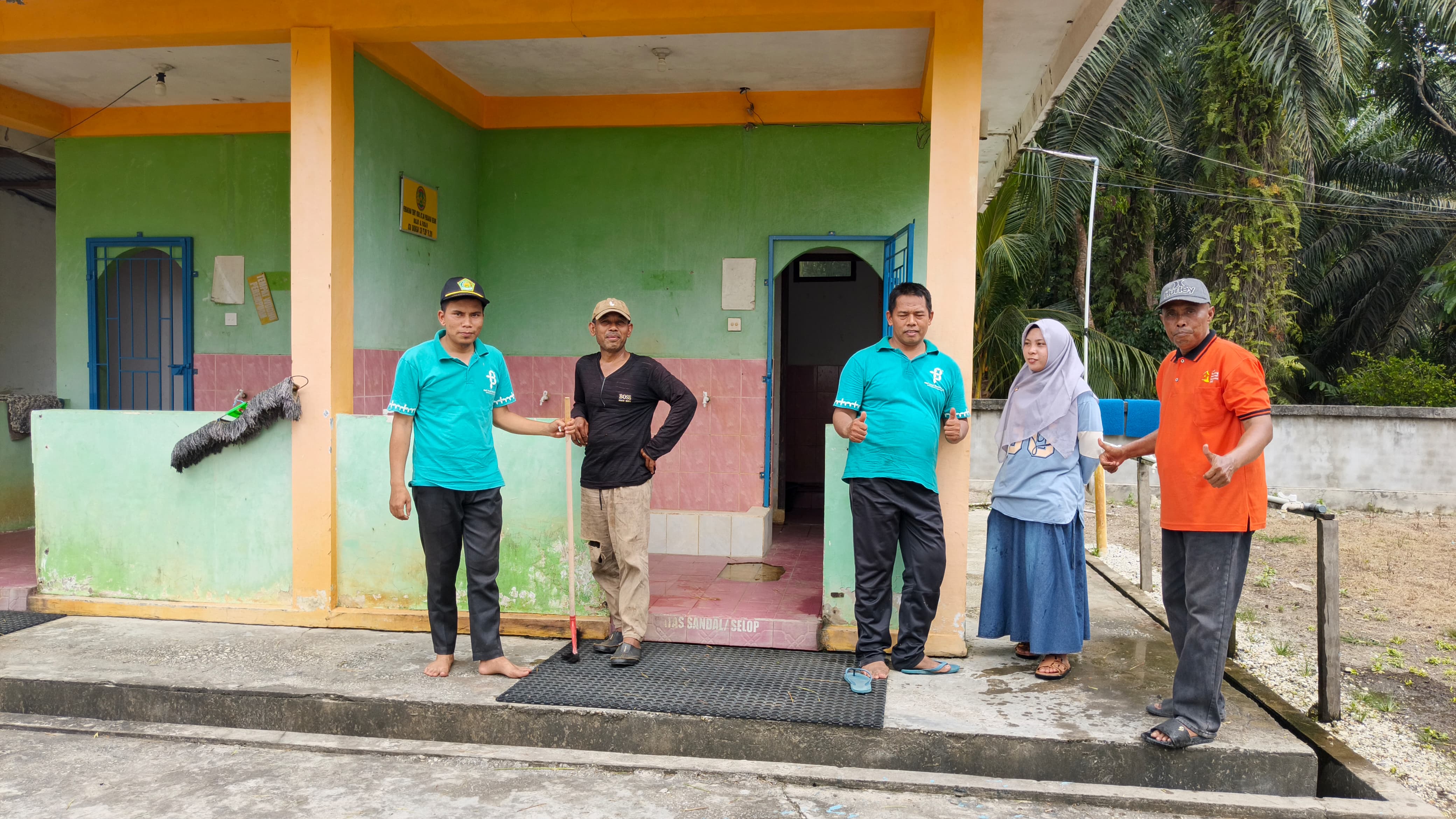 Dokumentasi kegiatan Membersihkan Masjid dan lingkungan