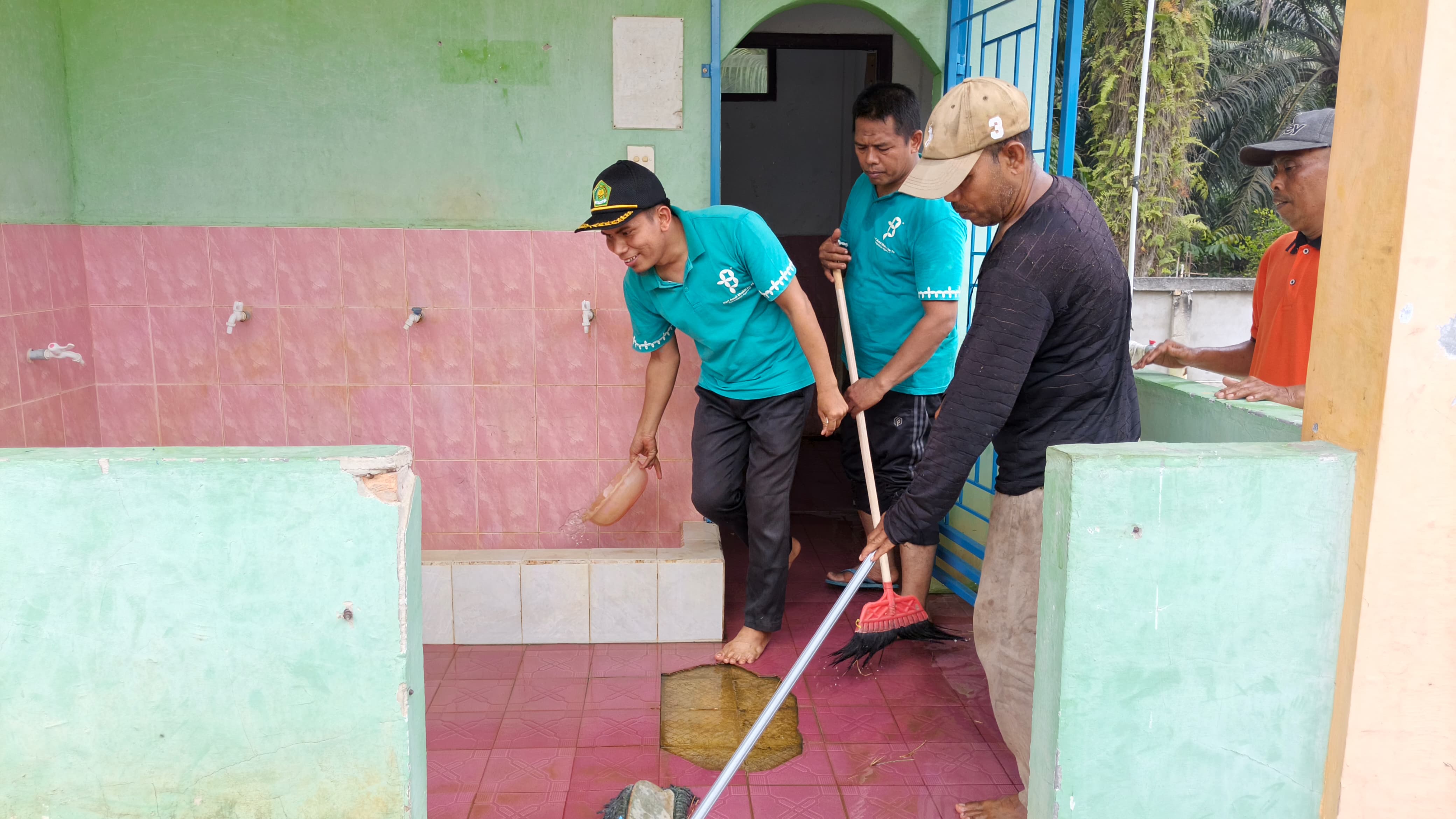 Dokumentasi kegiatan Membersihkan Masjid dan lingkungan