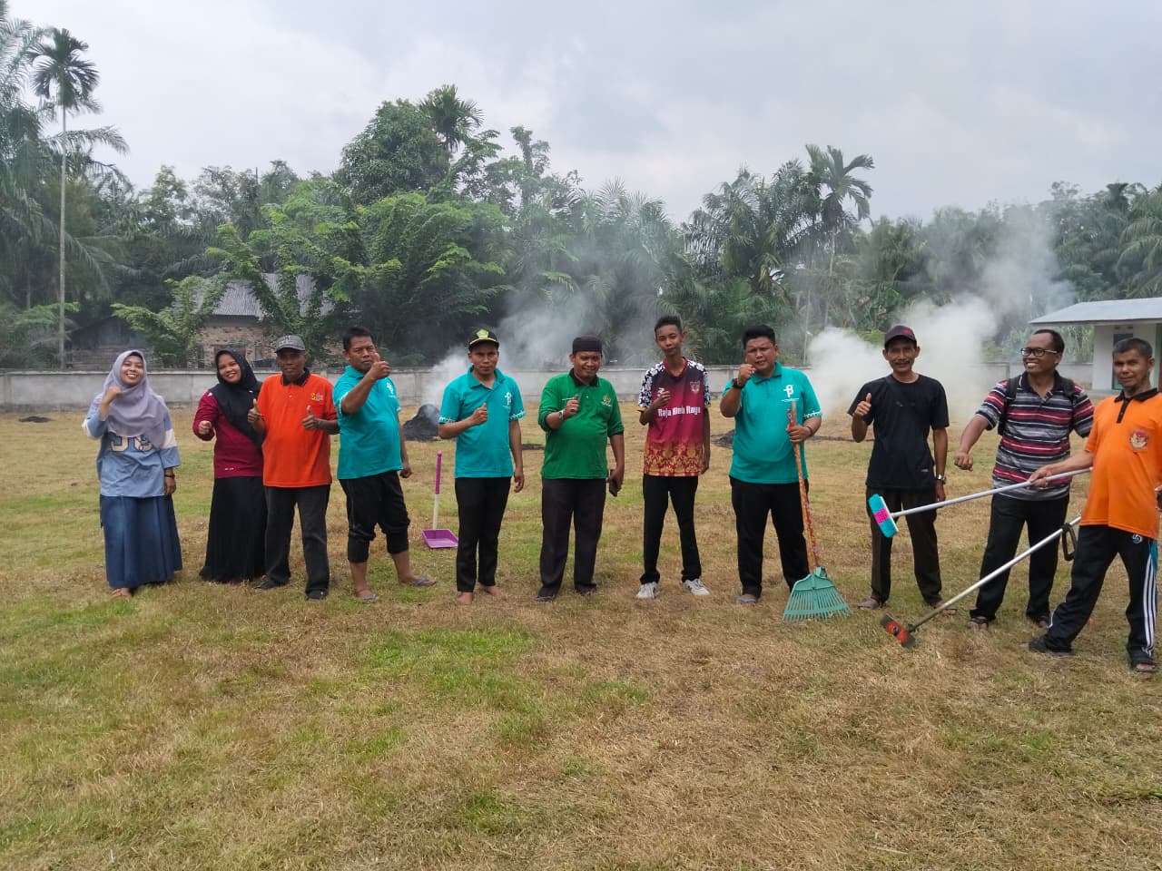 Dokumentasi kegiatan Membersihkan Masjid dan lingkungan