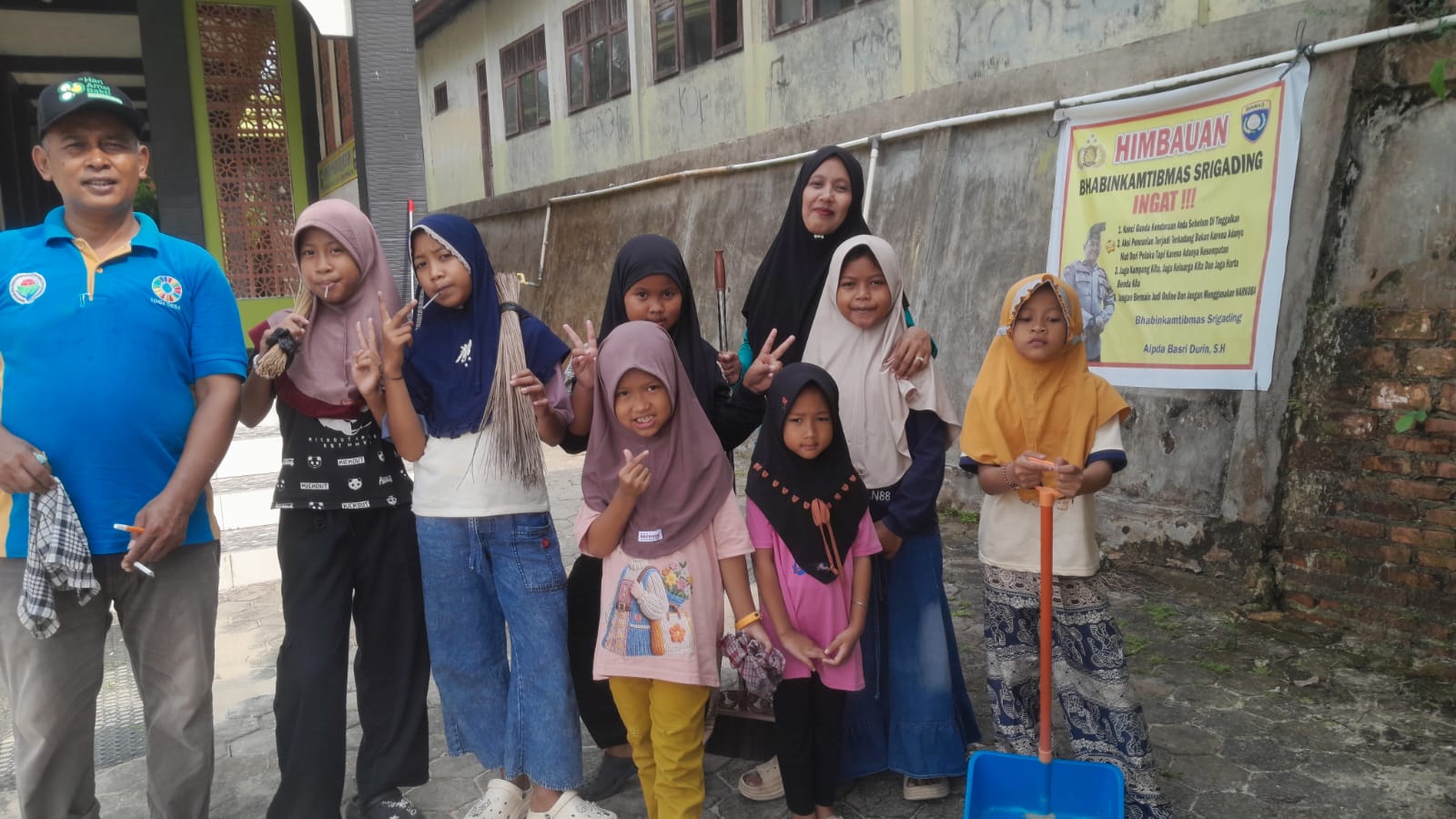 Gerakan Bersih-Bersih Masjid di Masjid Baitul Muttaqin, Kecamatan Lubuk Dalam — Aksi Penyuluh Agama Islam dan Anak-anak TPQ