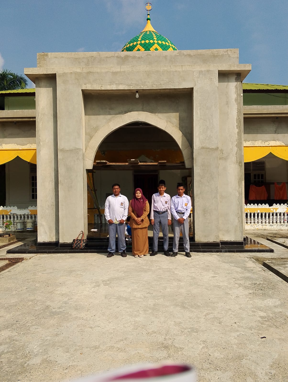 Gerakan Penghijauan di Masjid Al-Mustaqim Kampung sungai rawa, Kecamatan Sungai Apit — Aksi Guru dan peserta didik MAS Nurul Ikhsan