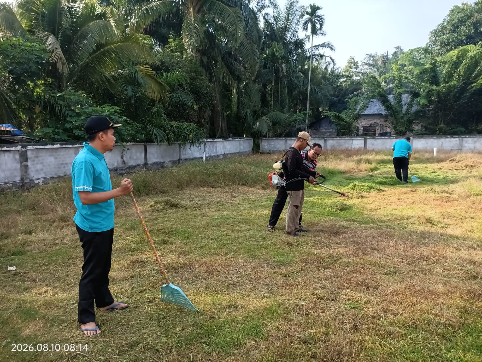 Dokumentasi kegiatan Membersihkan Masjid Al Furqon