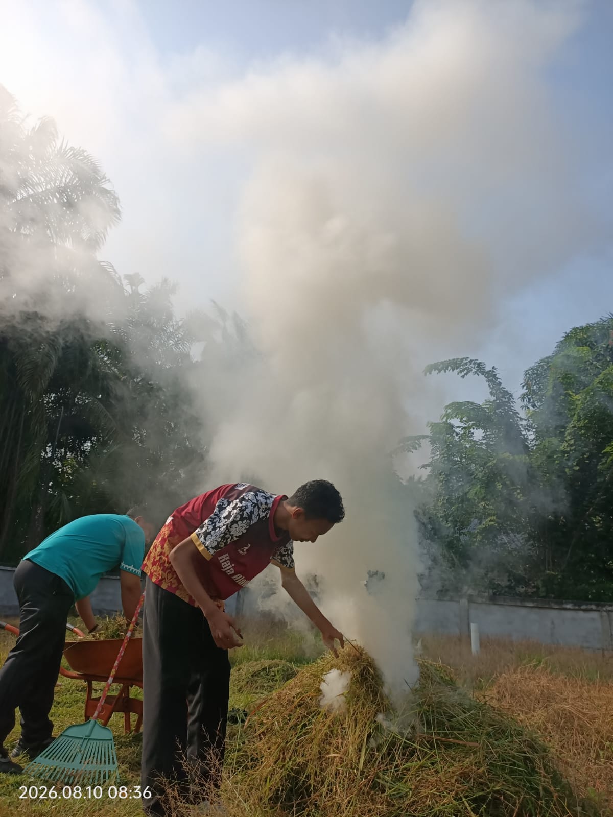 Dokumentasi kegiatan Membersihkan Masjid Al Furqon