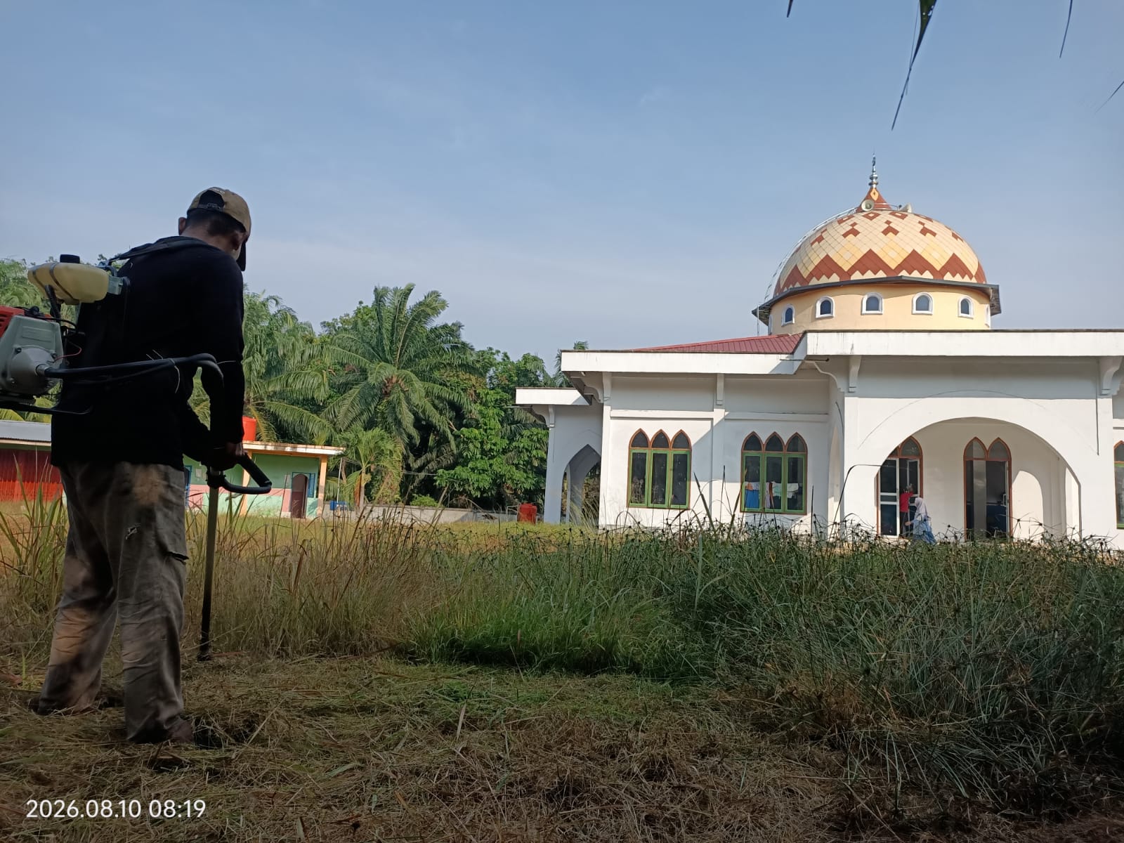 Dokumentasi kegiatan Membersihkan Masjid Al Furqon
