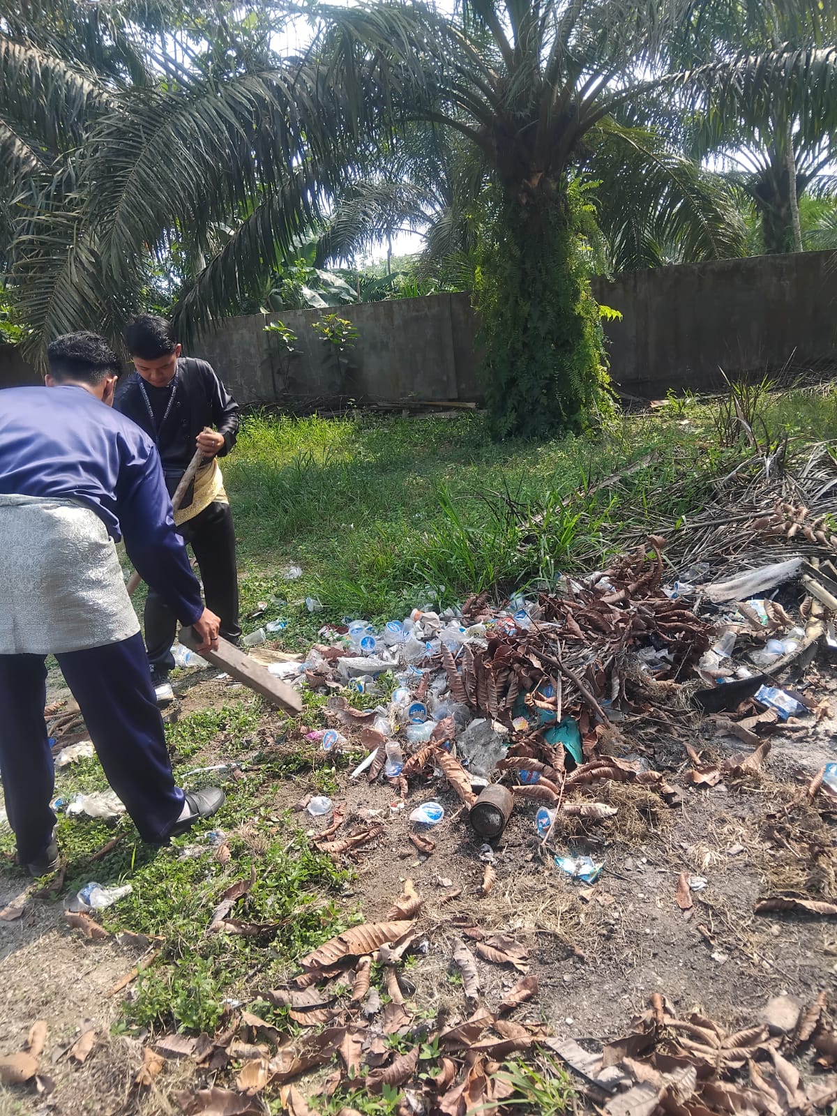 Dokumentasi kegiatan Gerakan Bersih-Bersih Masjid (GEBER MAS) di Kecamatan Sungai Mandau ( Mesjid Annum)