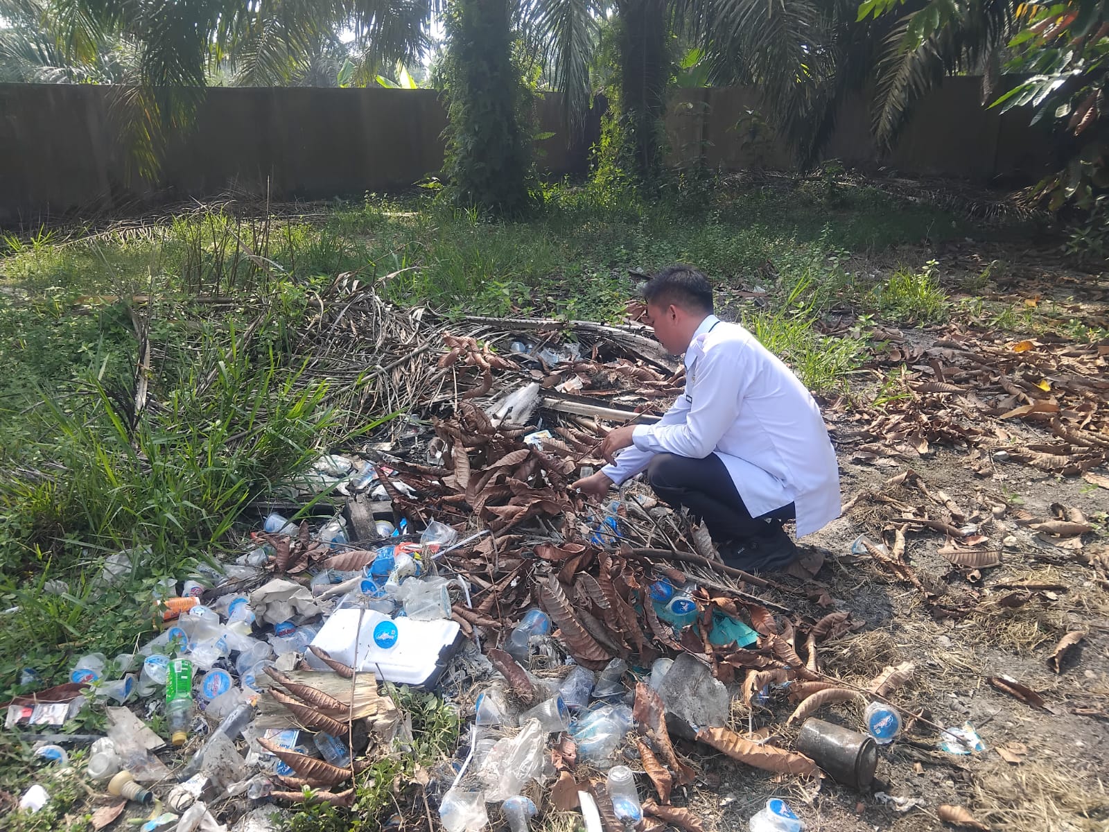 Dokumentasi kegiatan Gerakan Bersih-Bersih Masjid (GEBER MAS) di Kecamatan Sungai Mandau ( Mesjid Annum)