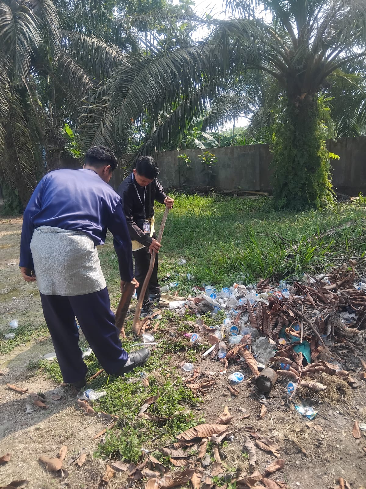 Dokumentasi kegiatan Gerakan Bersih-Bersih Masjid (GEBER MAS) di Kecamatan Sungai Mandau ( Mesjid Annum)