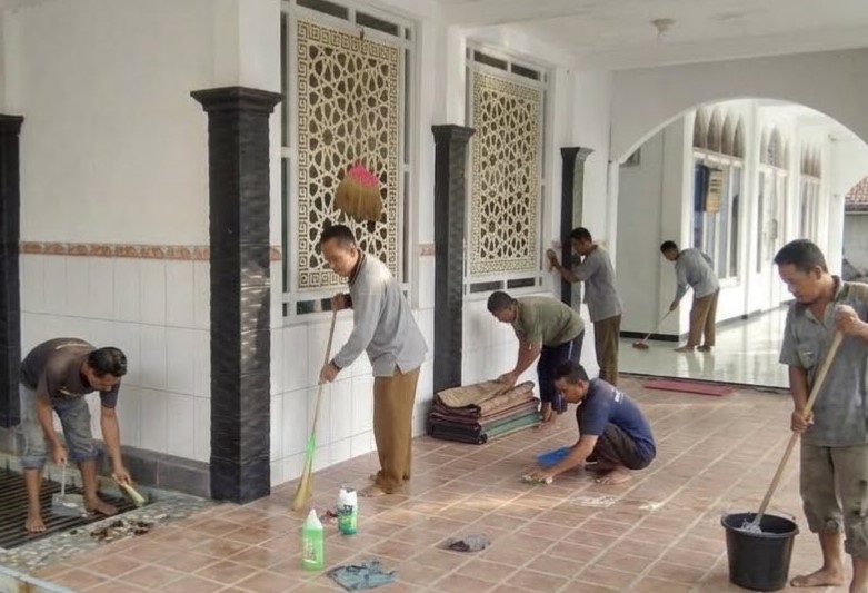Dokumentasi kegiatan Gerakan Bersih-Bersih Masjid di Masjid Baitul Makmur Kampung Sialang Baru