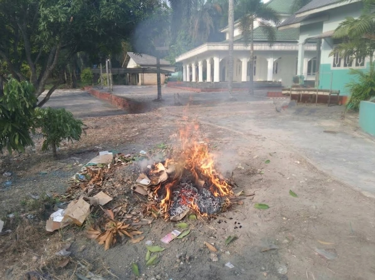 Dokumentasi kegiatan Gerakan Bersih-Bersih Masjid di Masjid Baitul Makmur Kampung Sialang Baru