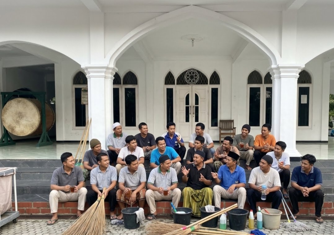 Dokumentasi kegiatan Gerakan Bersih-Bersih Masjid di Masjid Baitul Makmur Kampung Sialang Baru