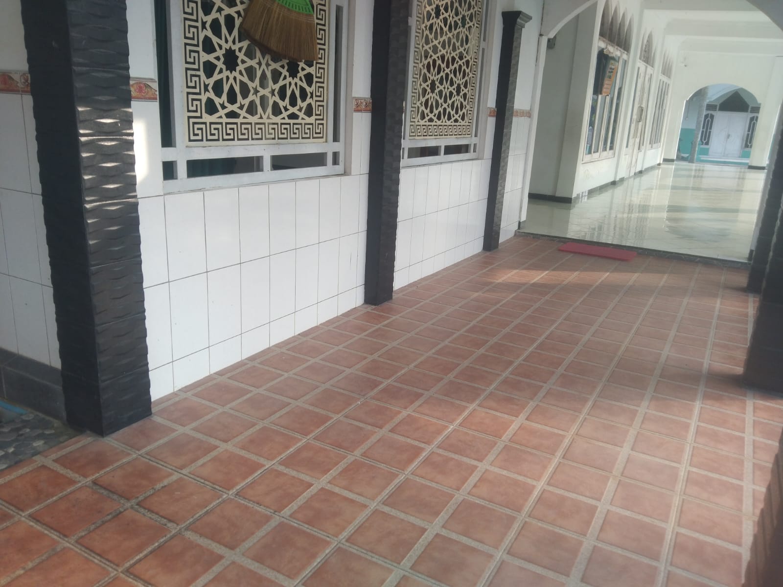 Dokumentasi kegiatan Gerakan Bersih-Bersih Masjid di Masjid Baitul Makmur Kampung Sialang Baru