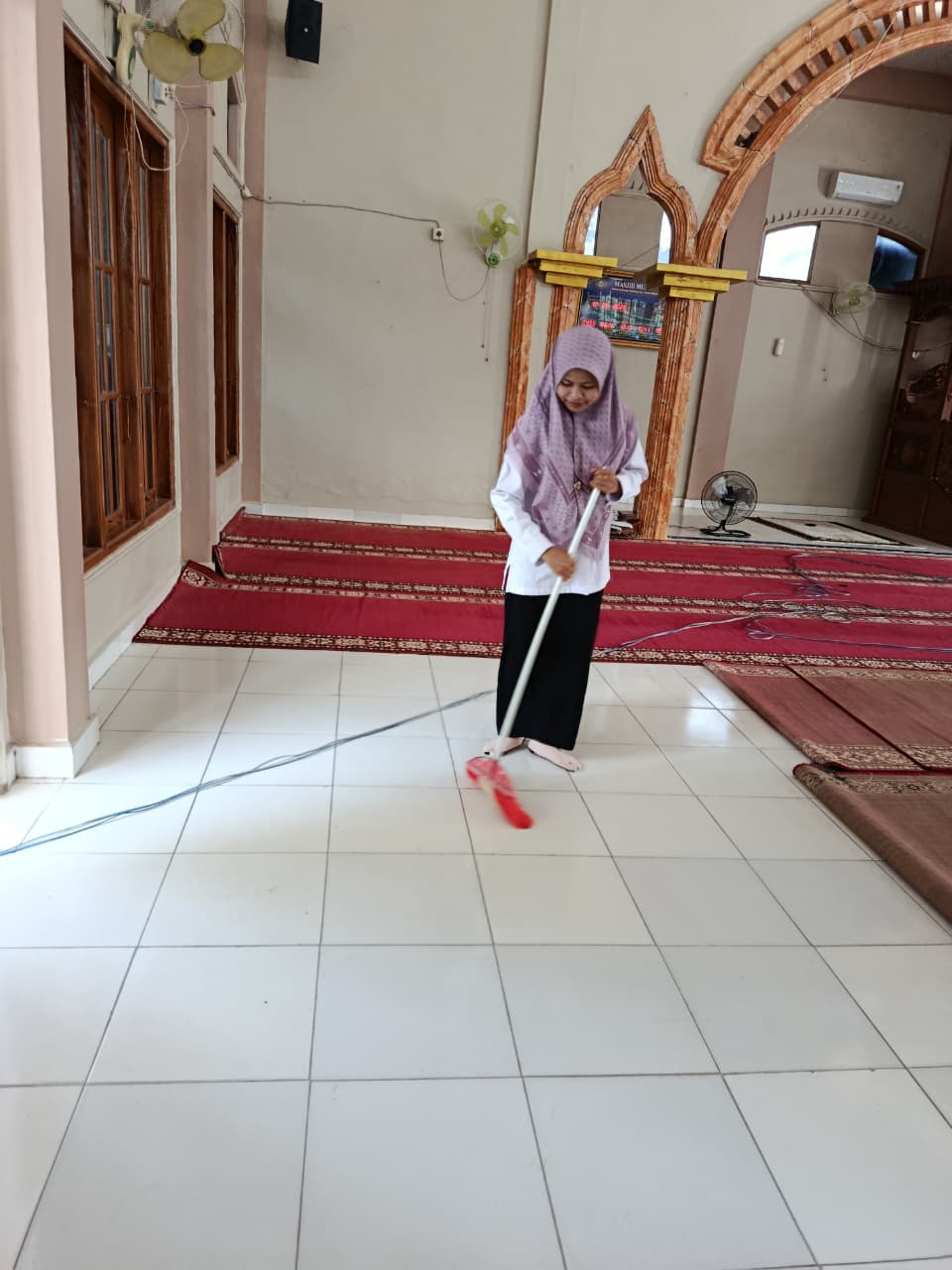 Dokumentasi kegiatan Gerakan Bersih-Bersih Masjid di Masjid Al-Ihsan Kampung Lubuk Jering Kecamatan Sungai Mandau