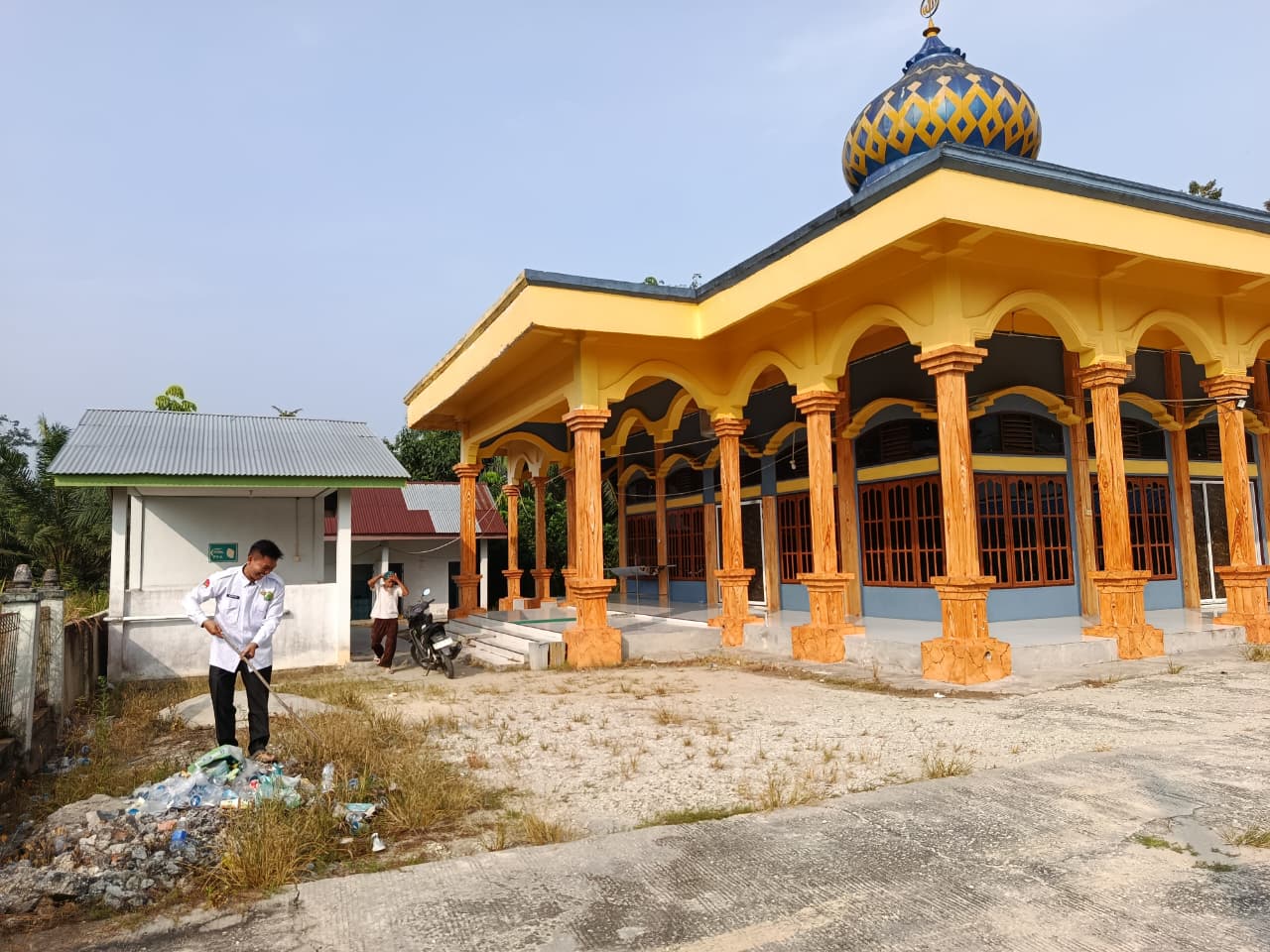 Dokumentasi kegiatan Gerakan Bersih-Bersih Masjid di Masjid Al-Ihsan Kampung Lubuk Jering Kecamatan Sungai Mandau