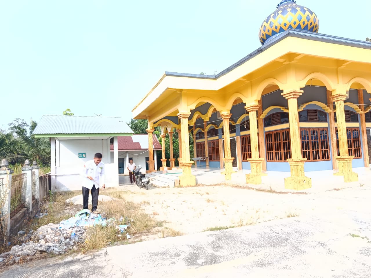 Dokumentasi kegiatan Gerakan Bersih-Bersih Masjid di Masjid Al-Ihsan Kampung Lubuk Jering Kecamatan Sungai Mandau