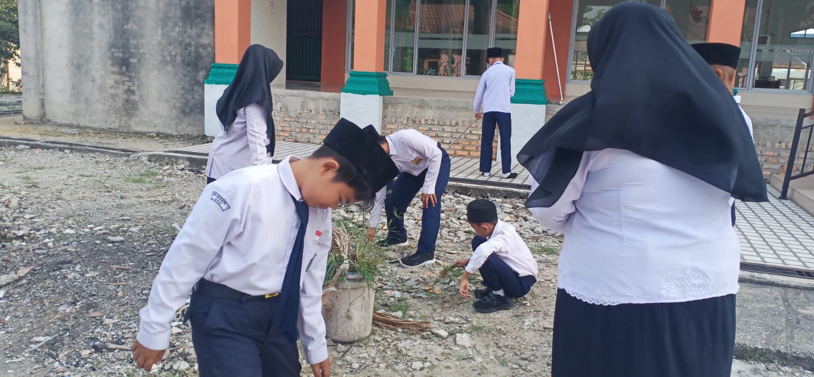 Dokumentasi kegiatan Gerakan bersih-bersih masjid di masjid Al Muhajirin