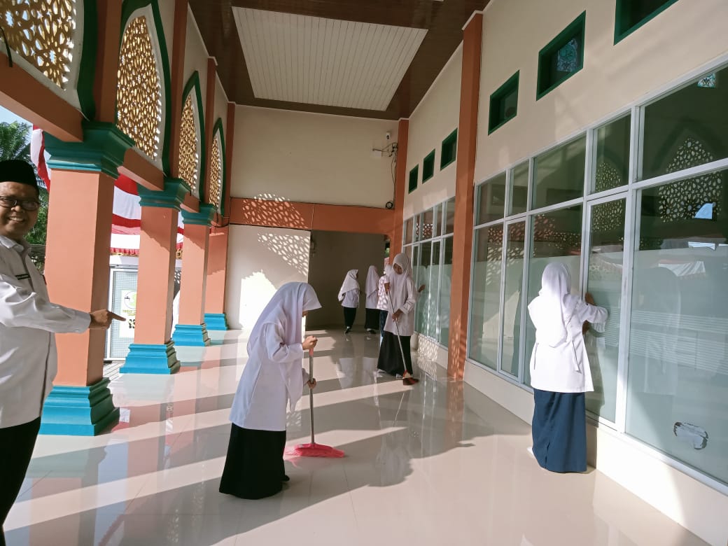 Dokumentasi kegiatan Gerakan bersih-bersih masjid di masjid Al Muhajirin