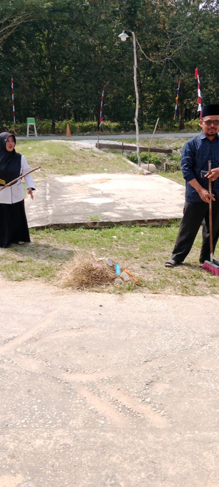 Dokumentasi kegiatan Gerakan Bersih-Bersih Masjid KUA Pusako